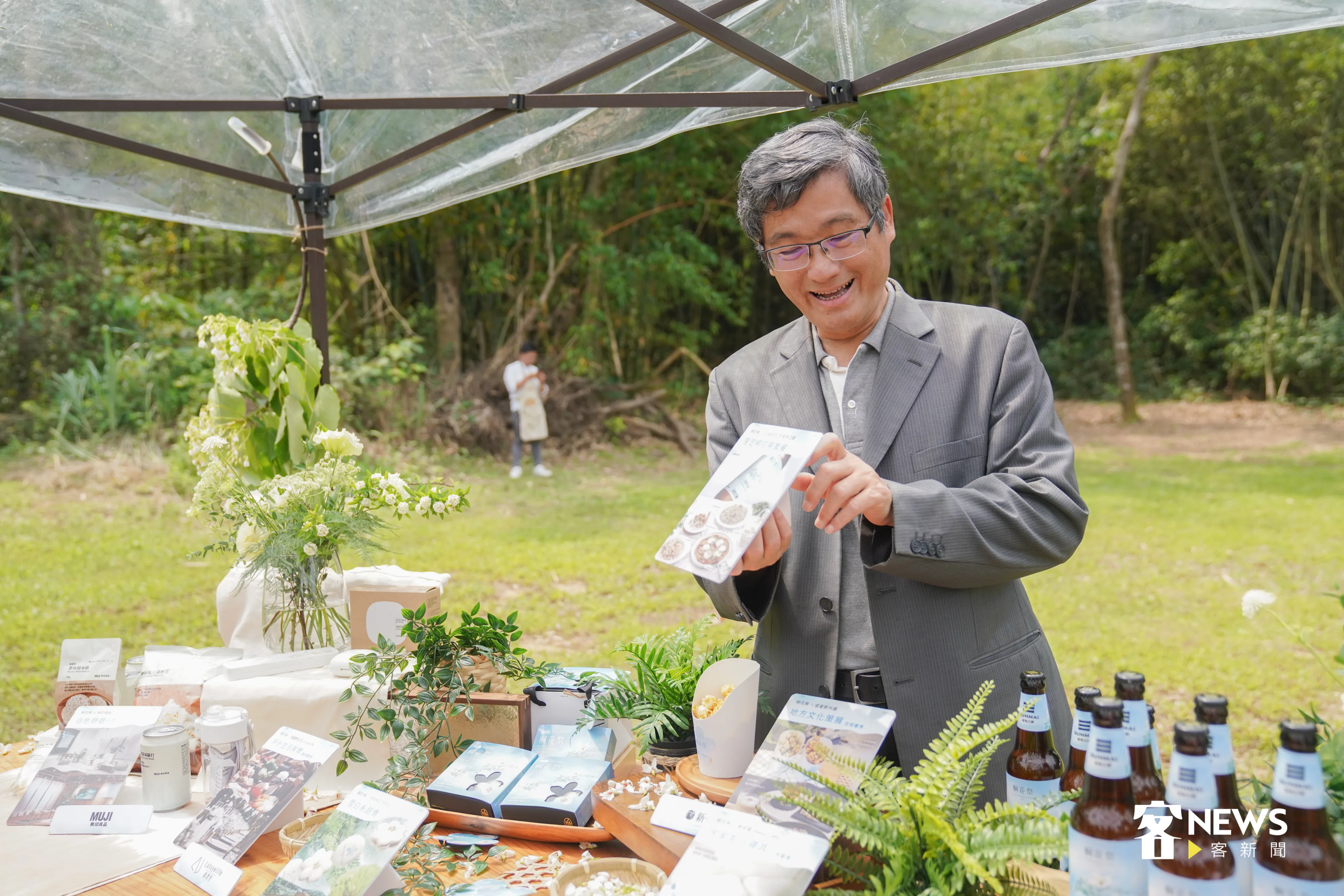 客委會主委楊長鎮，展示桐花祭周邊商品。洪俊傑攝