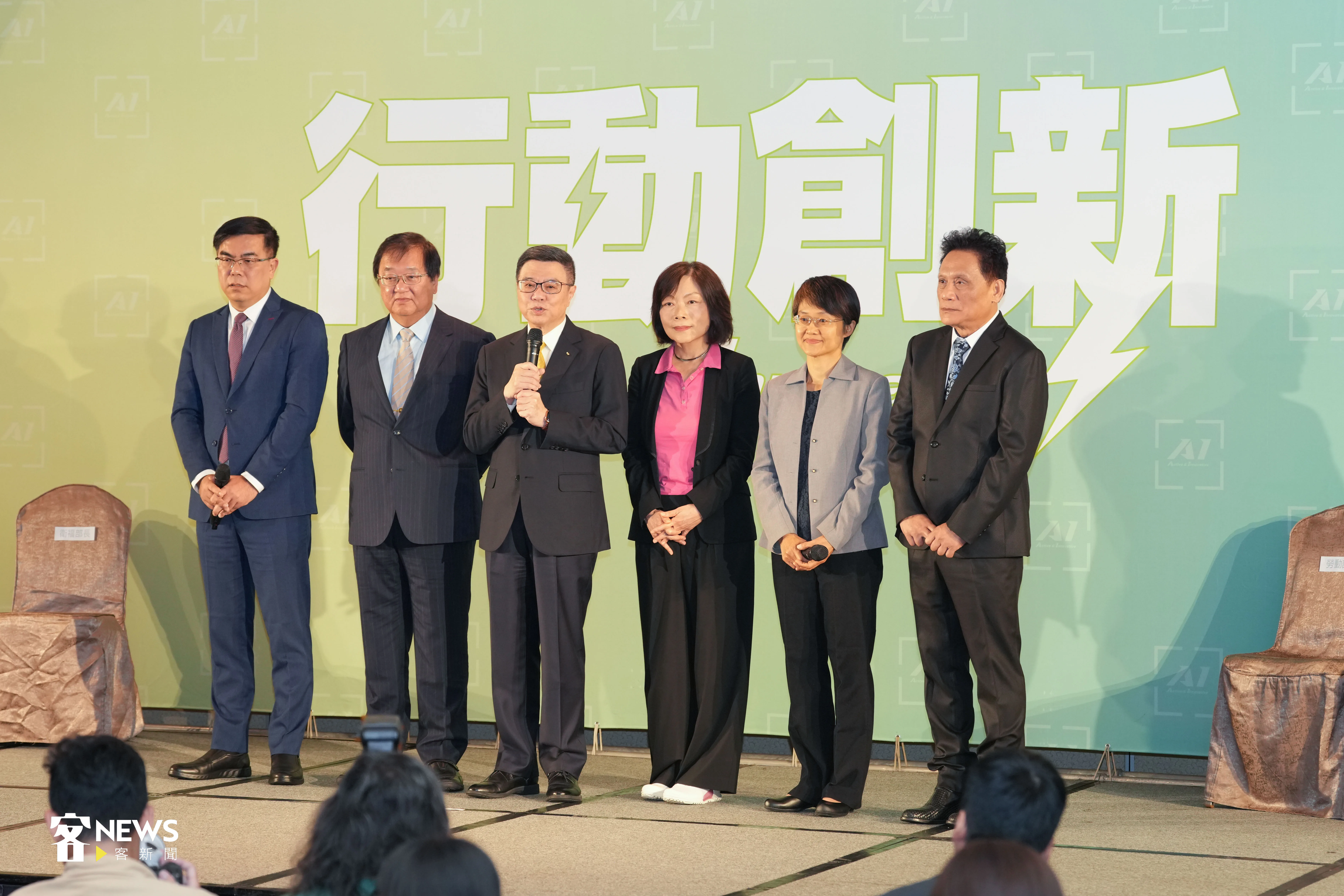 第4波內閣人事今天公布,左起準環境部長彭啟明、準衛福部長邱泰源、準行政院長卓榮泰、準勞動部長何佩珊、準客委會主委古秀妃與準原民會主委曾智勇。宋佩遙攝
