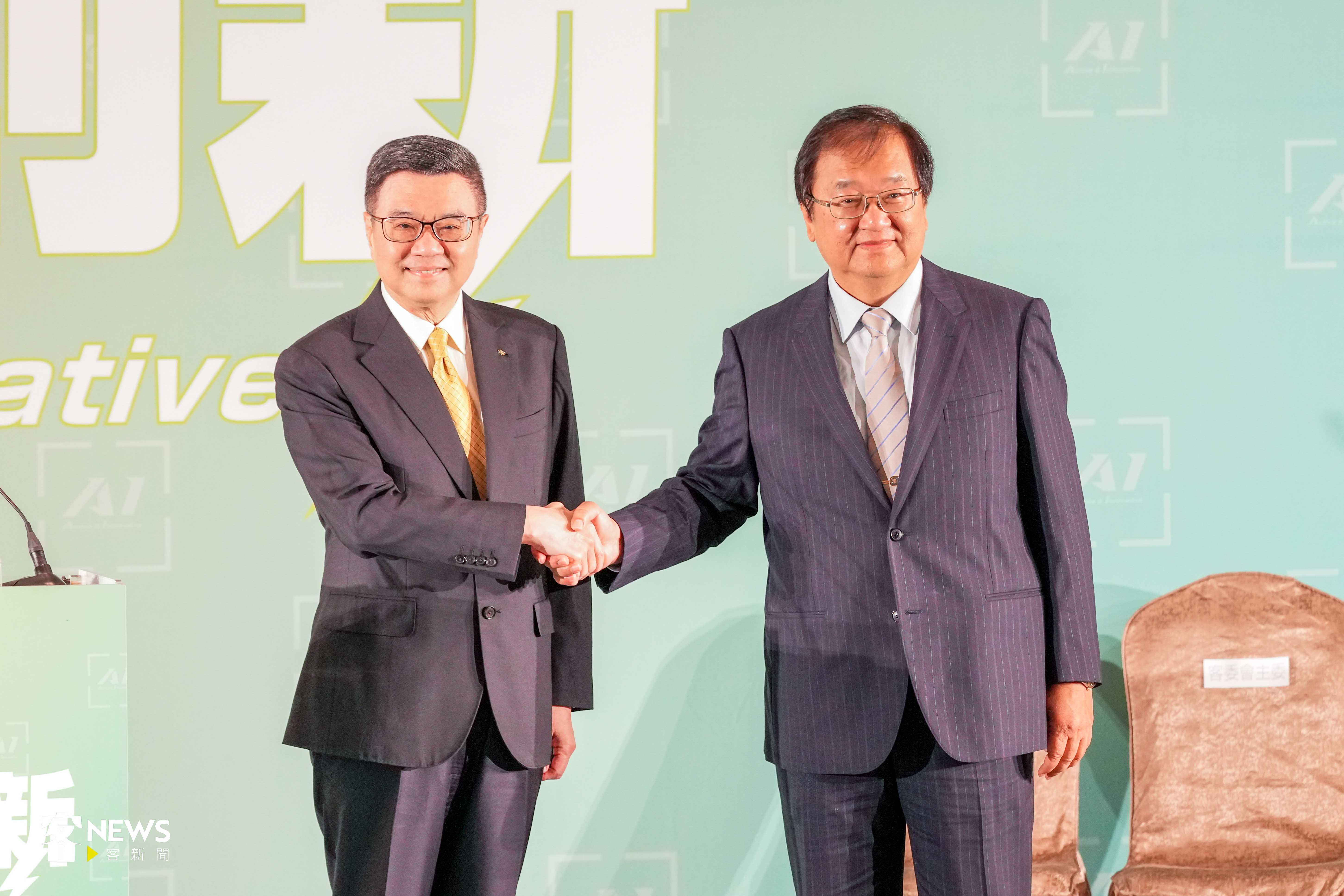 準衛福部長邱泰源（右）與準行政院長卓榮泰合影。宋佩遙攝