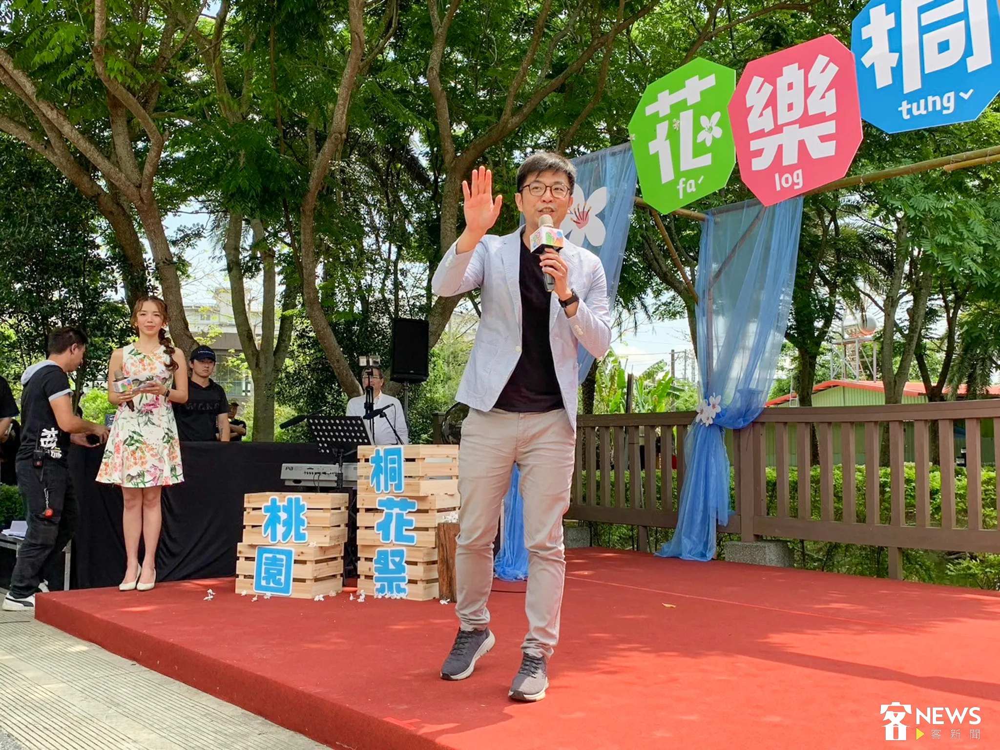 客委會副主委周江杰說,「溫昇豪身為客家人,多次參與客家影視相關作品的演出,今天與會共同揭開桐花祭活動的序幕更別具意義。」客委會提供