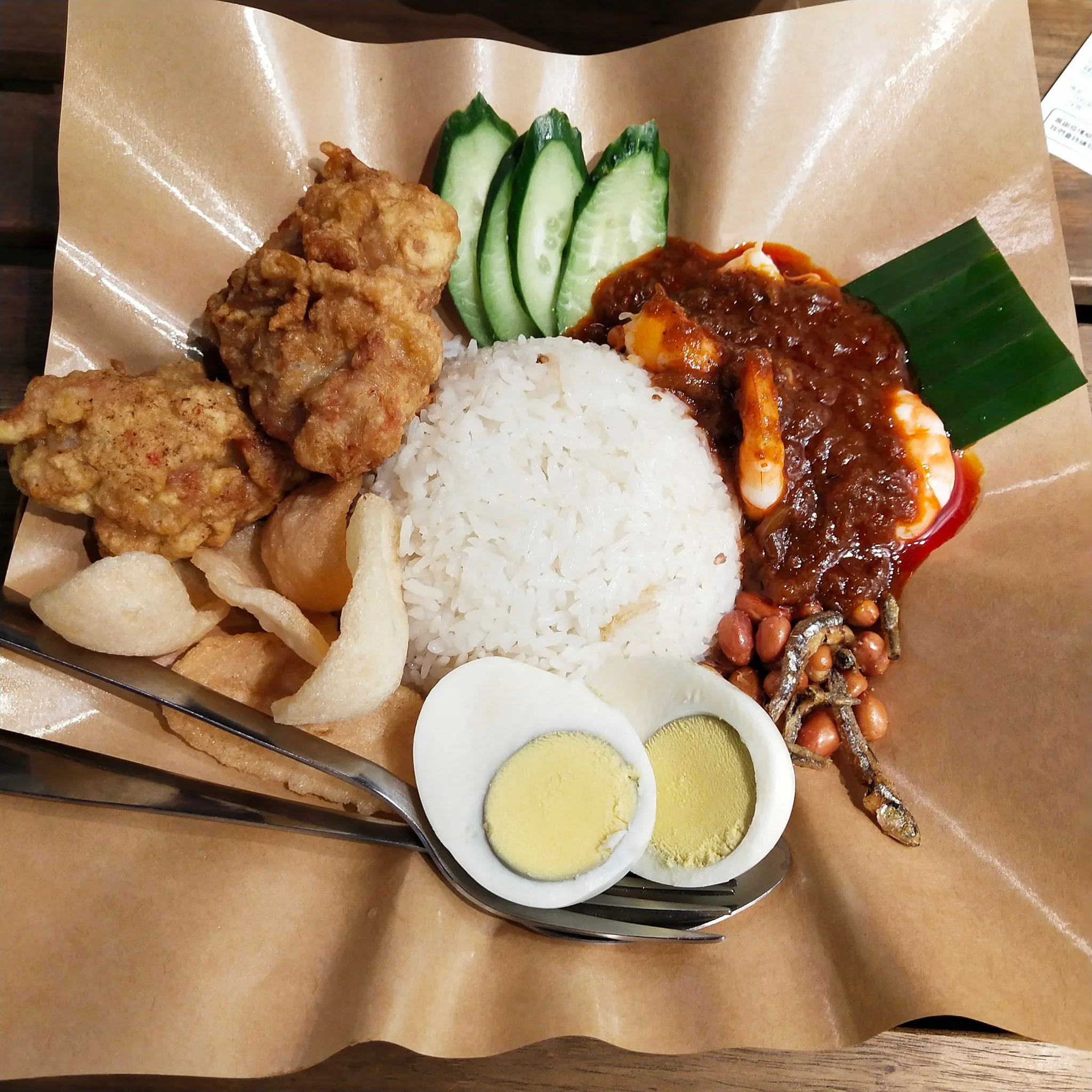 馬來西亞國民美食,椰漿飯Nasi Lemak,小魚乾與參峇(sambal)醬是關鍵配料。印尼民眾提供