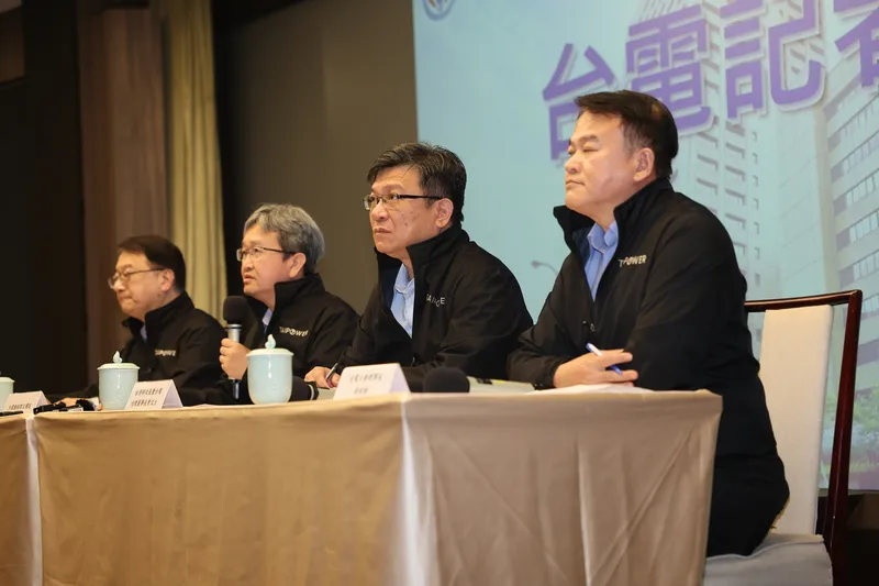 台電總經理王耀庭（左2）22日出席記者會表示，請辭是為台電負責，留下來也是要為台電負責，接受慰留會有酸言酸語，但他相信這個決定，絕對是為台電最好的決定。中央社