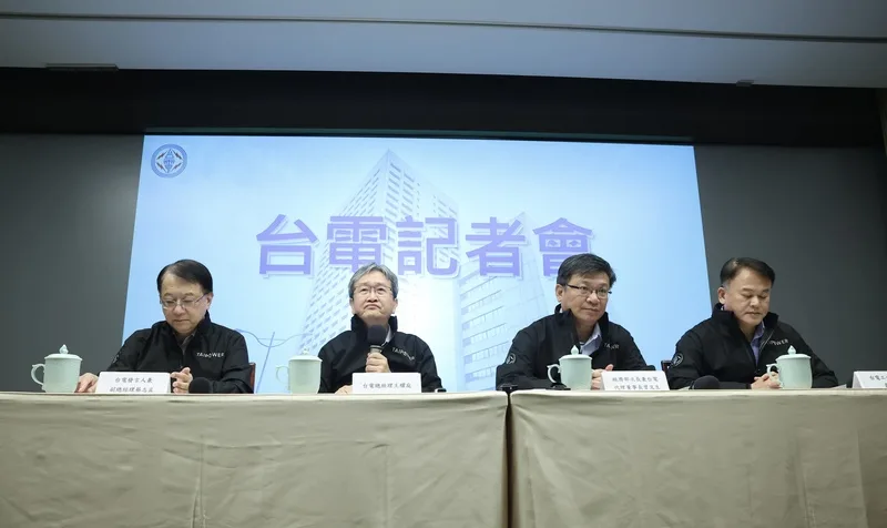 台灣電力公司22日上午舉行記者會，台電副總經理兼發言人蔡志孟（左起）、台電總經理王耀庭、經濟部次長兼台電代理董事長曾文生、台電工會理事長吳有彬出席，就台電公司高階人事議題進行回應。<br />中央社