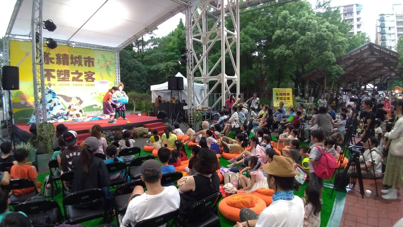 現場觀看劇團表演人潮滿滿。北市客基會提供