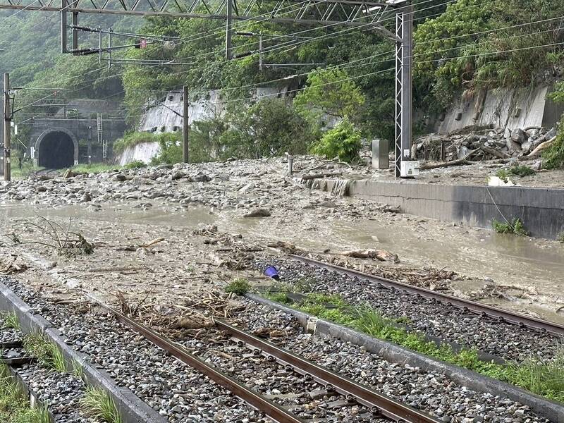 路斷了！花蓮大雨土石崩落　蘇花公路受阻、台鐵和仁至崇德雙向不通