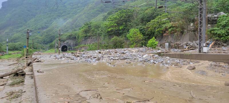 花蓮北區22日下午下大雨，省道台9線160.71K土石崩落、道路受阻，泥流也沖到台鐵北迴線，和仁車站至崇德車站間遭土石淹沒，目前路線中斷。圖/花蓮縣消防局提供