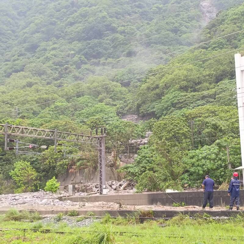 花蓮北區22日下起大雨，省道台9線160.71K土石崩落，不但道路受阻，泥流沖到台鐵北迴線，和仁火車站往南約800公尺有大片土石泥流，和仁至崇德站間鐵路雙向不通。圖/花蓮縣消防局提供