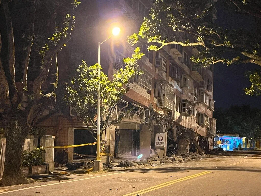 花蓮市明禮路的紅單建築物統帥大樓，原本是已被縣府列拆除的建築物之一，已在附近拉起封鎖線，23日又因地震而傾斜。花蓮縣消防局提供