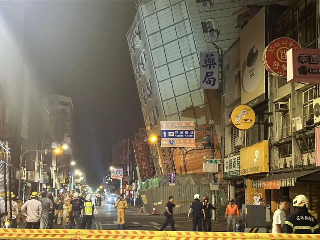 花蓮地區地震不斷，最大規模達6.3，原本已列危樓的富凱飯店被震到傾斜。花蓮消防局提供