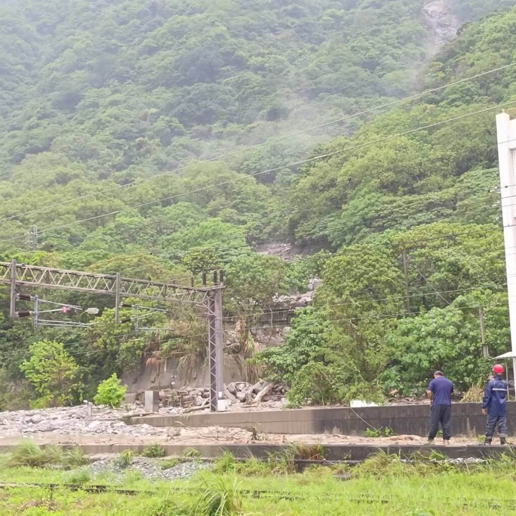 路通了！台鐵凌晨搶通和仁與崇德間路段　恢復雙線通行