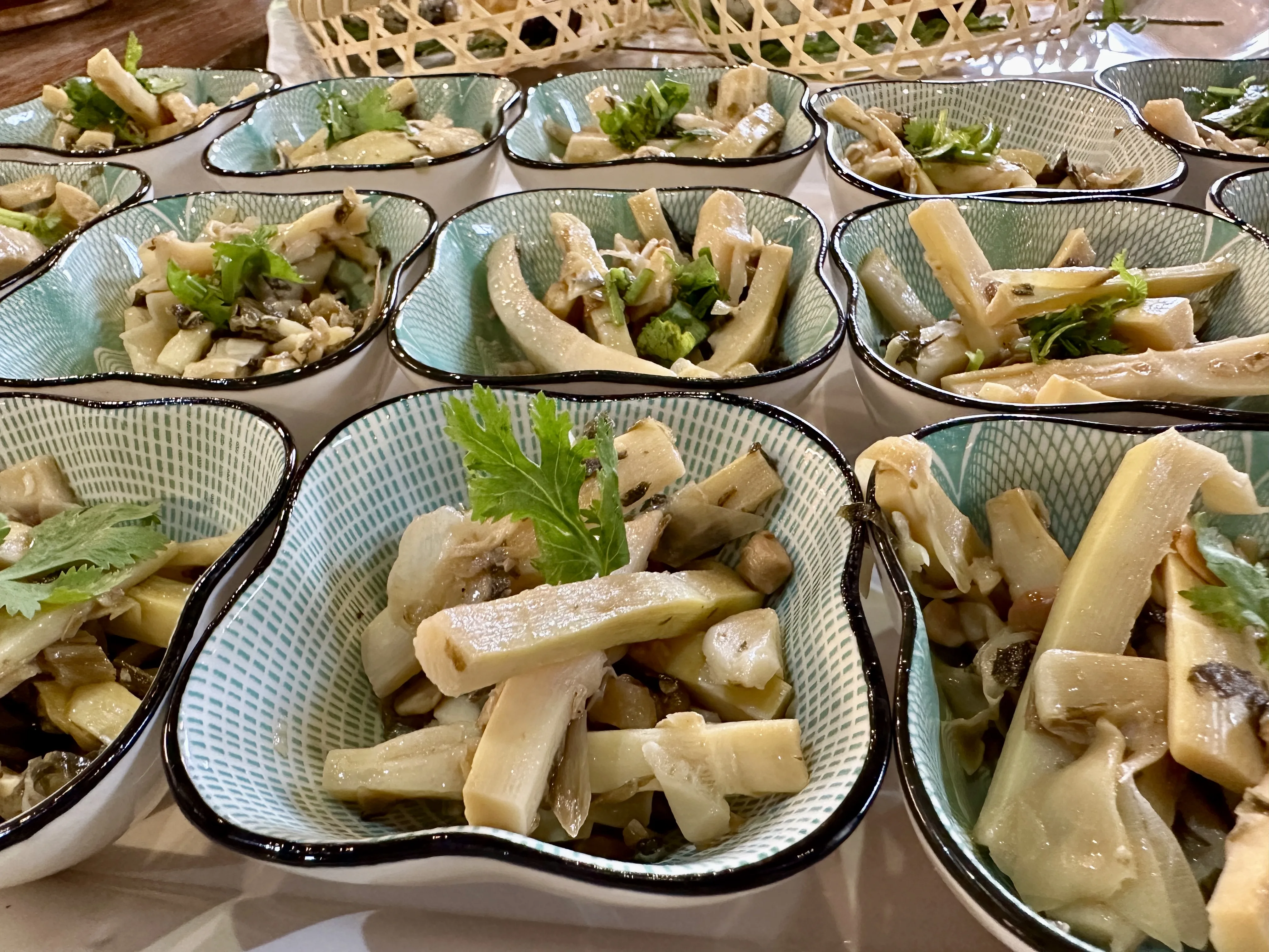 此時客庄小餐館也會做一些鮮採桂竹筍小菜，但多半以豬油拌炒。蕭秀琴攝