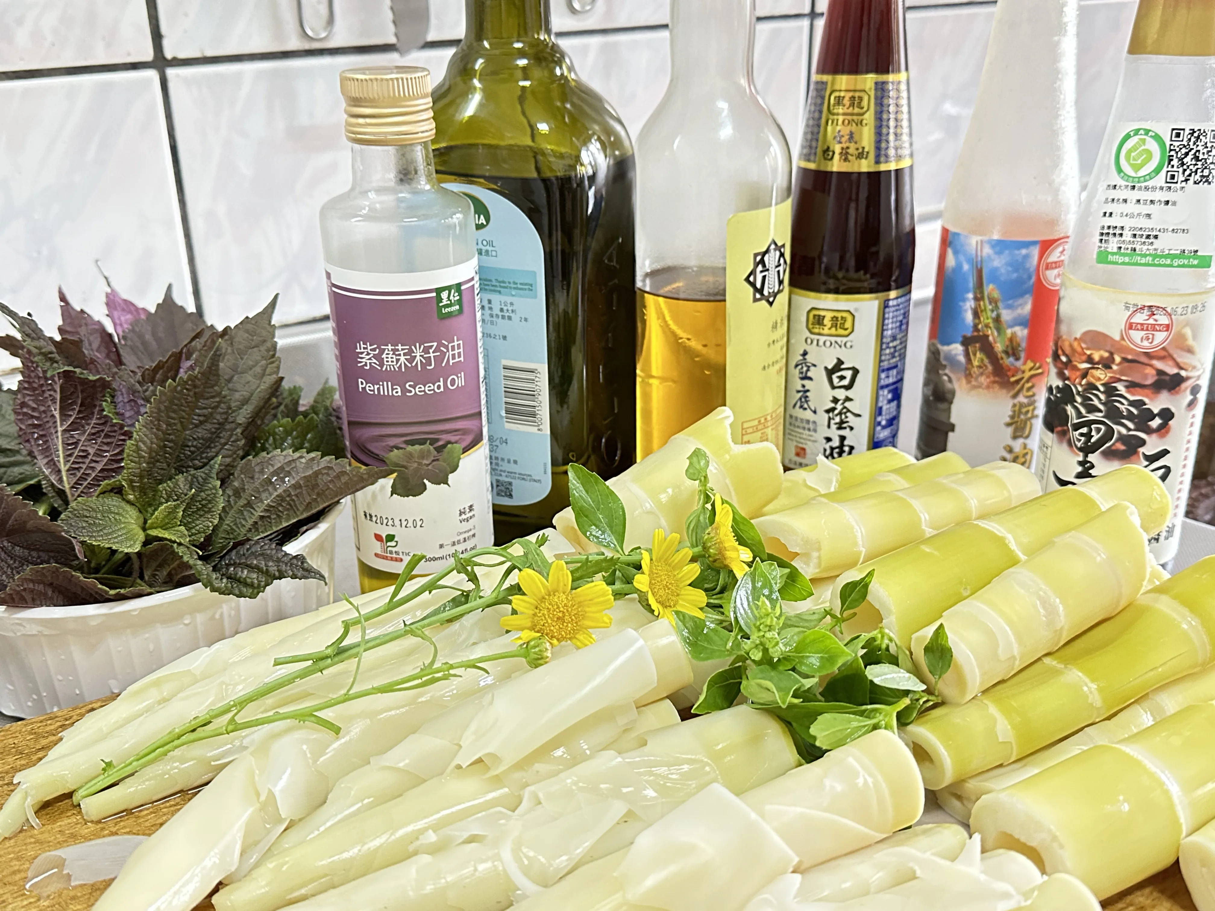 素油悶筍食材與配料。蕭秀琴攝