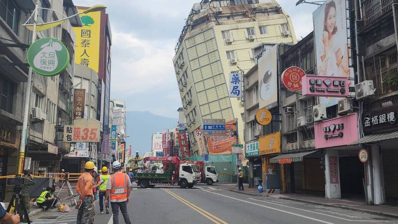 花蓮市富凱大飯店因23日凌晨強震傾倒，有倒塌風險，工程人員上午將進行填土及支撐作業。中央社