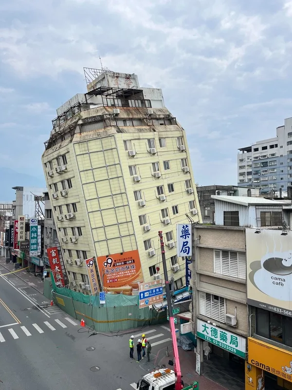 花蓮強震／富凱大飯店傾倒　先填土、鋼架支撐後再拆除