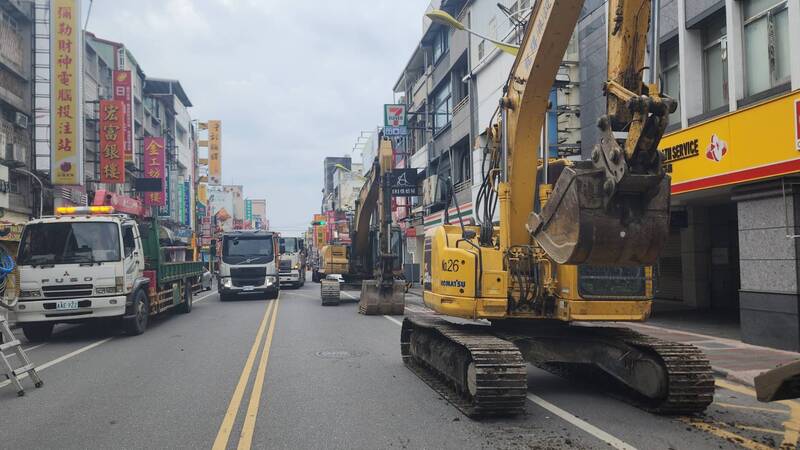 花蓮市富凱大飯店因23日凌晨強震傾倒，有倒塌風險，上午會進行下方填土、鋼支撐等作業，重機具已陸續到場。中央社