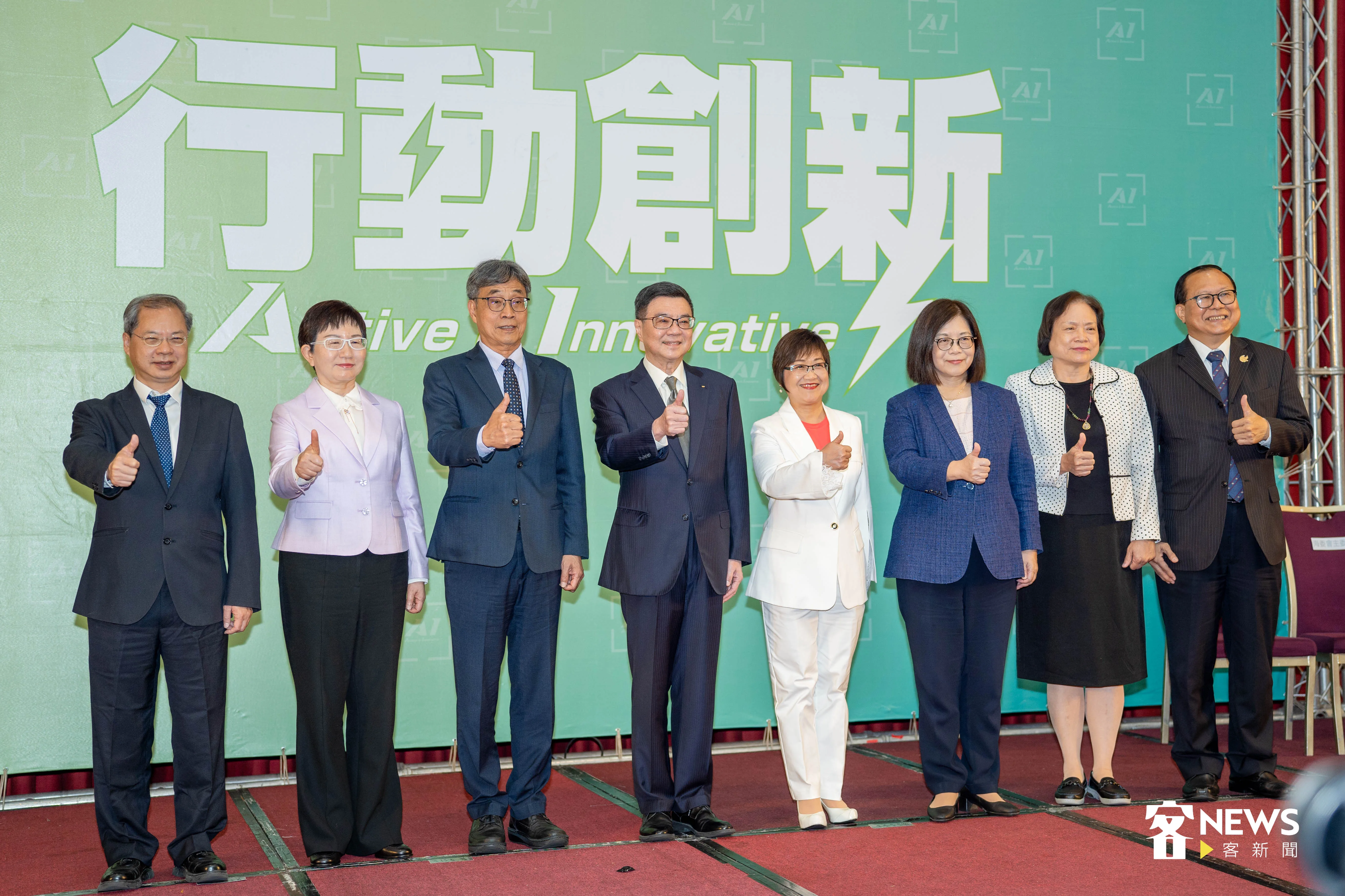 今23日準行政院長公布公布第5波內閣人事，左起準行政院秘書長龔明鑫、準財政部長莊翠雲、準農業部長陳駿季、準院長卓榮泰、準僑委會委員長徐佳青、準海委會主委管碧玲、準主計長陳淑姿、準主計長蘇俊榮。范修語攝