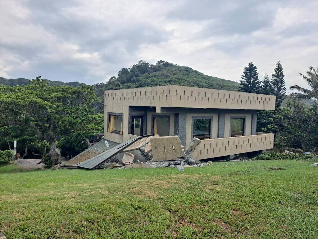 花蓮縣23日凌晨接連強震，位於壽豐鄉鹽寮村一處民宅在0403強震被評估為紅單戶，不敵連續幾次地震倒塌，所幸住戶早已搬離，沒有造成人員傷亡。（民眾提供）