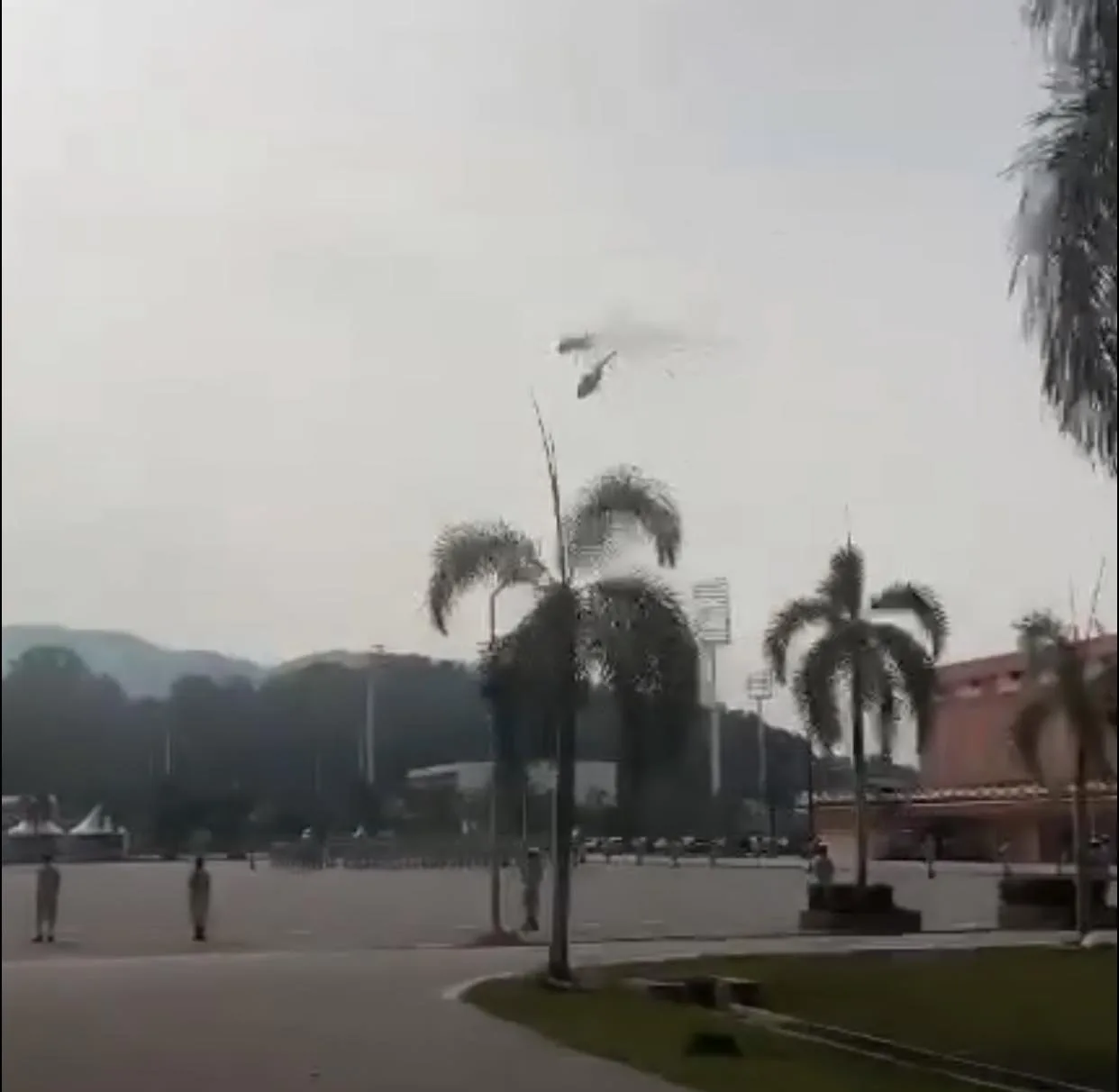 馬來西亞海軍2台直升機,空中相撞驚悚畫面。取自KPKT Malaysia粉專