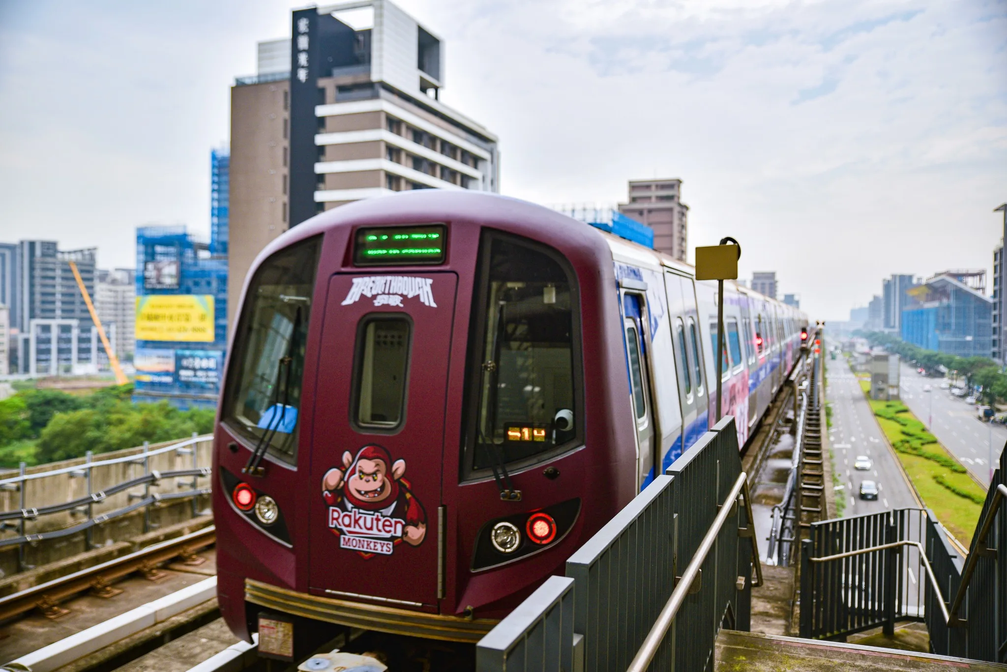 桃園捷運「挺猿彩繪列車」。桃園捷運提供