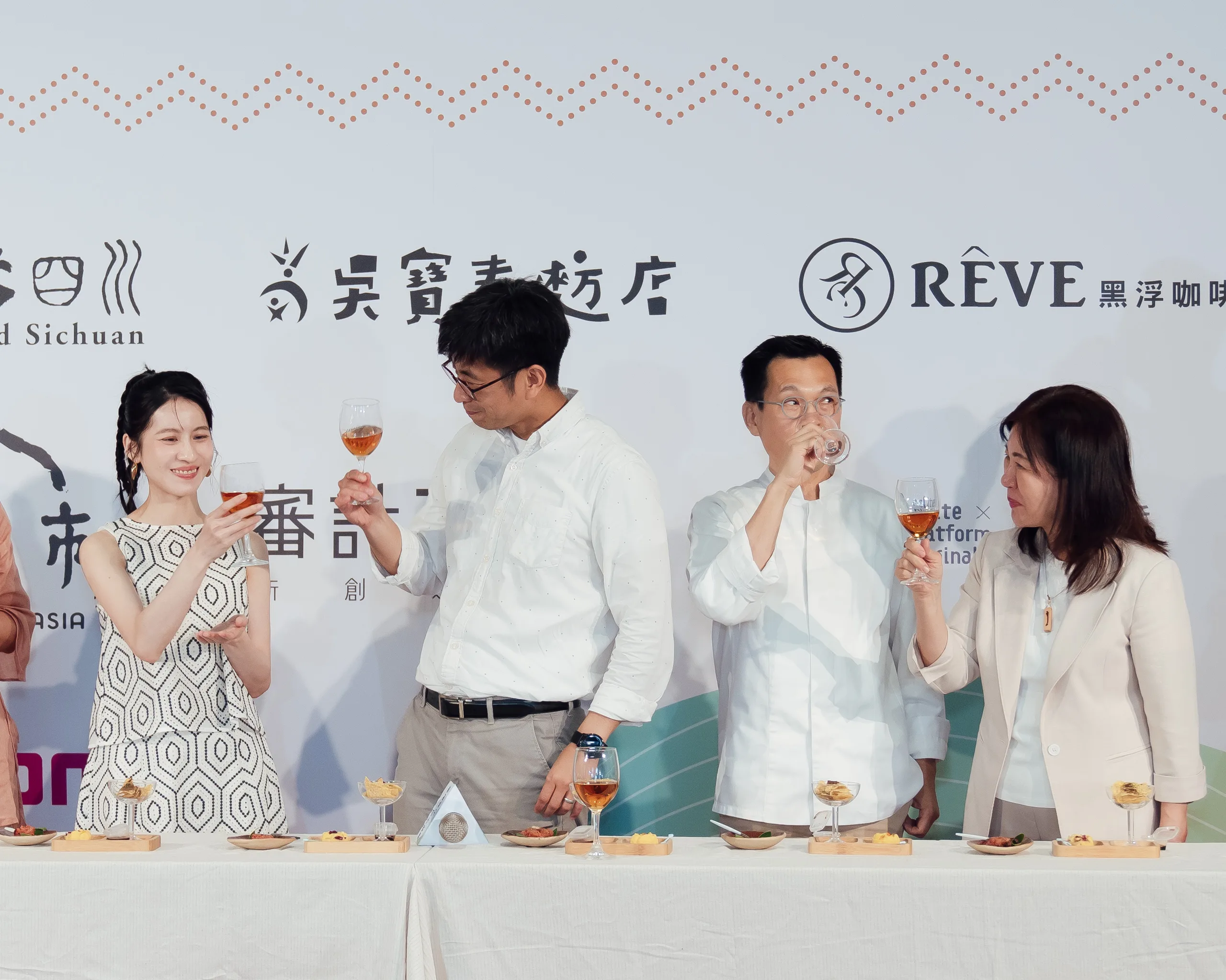周江杰與演員連俞涵(左一)等貴賓一同品嘗品牌輔導業者的私房料理。客委會提供