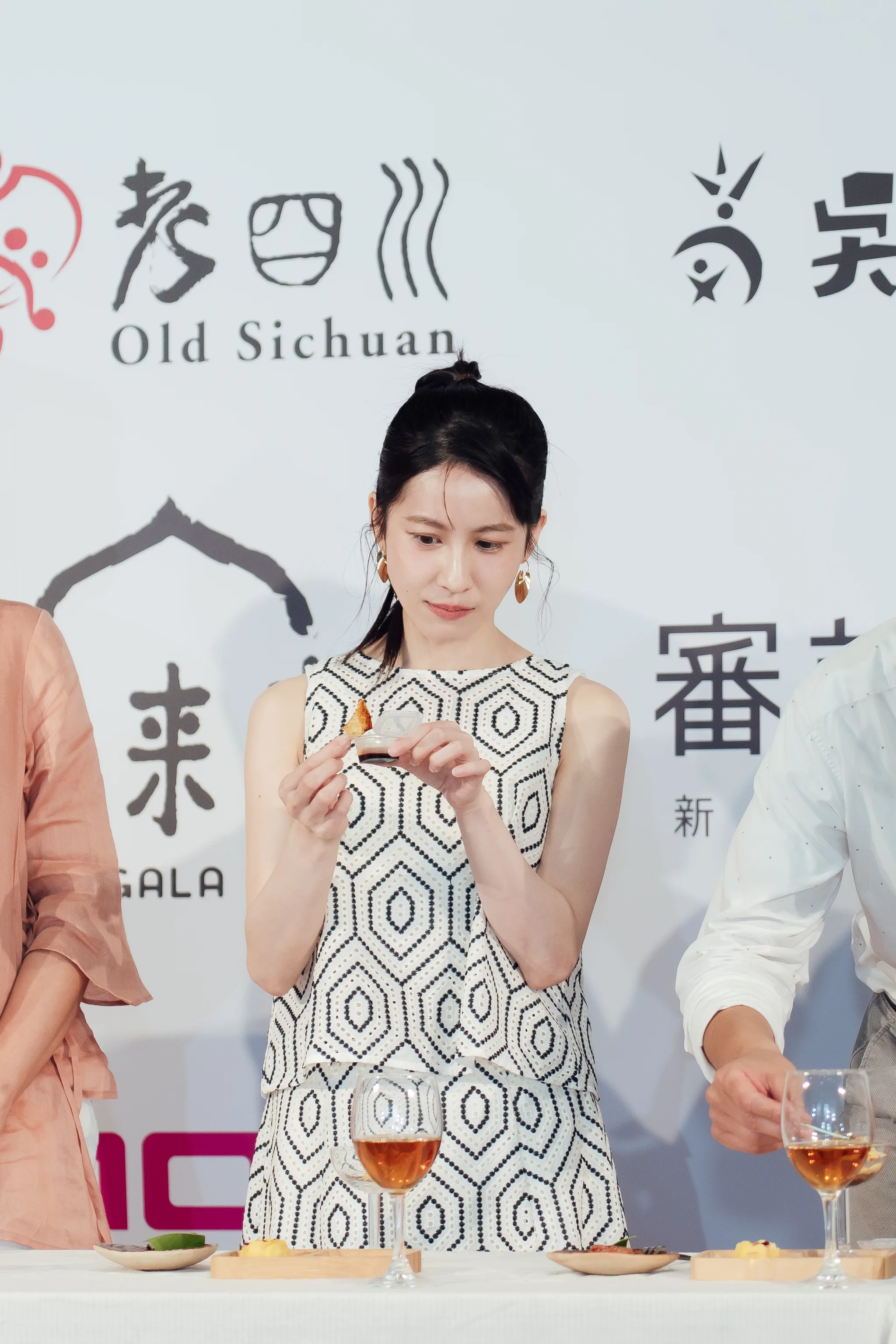 演員連俞涵品嘗異業結盟所研發之創新飲食餐點。客委會提供