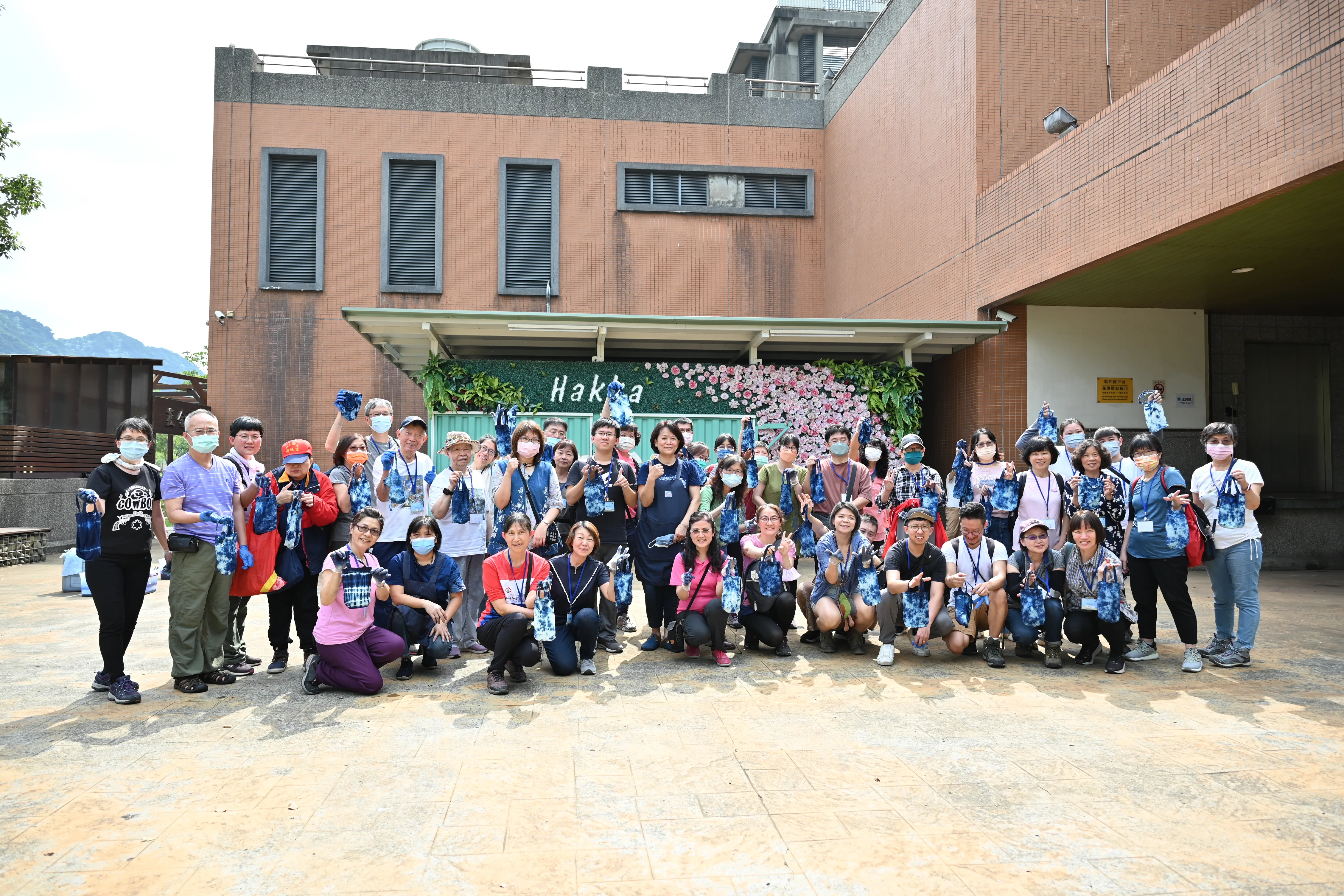 新北三峽桐花小旅行結合藍染DIY,在環境教育場域的新北市客家文化園區實踐環保藝術。新北市客家局提供