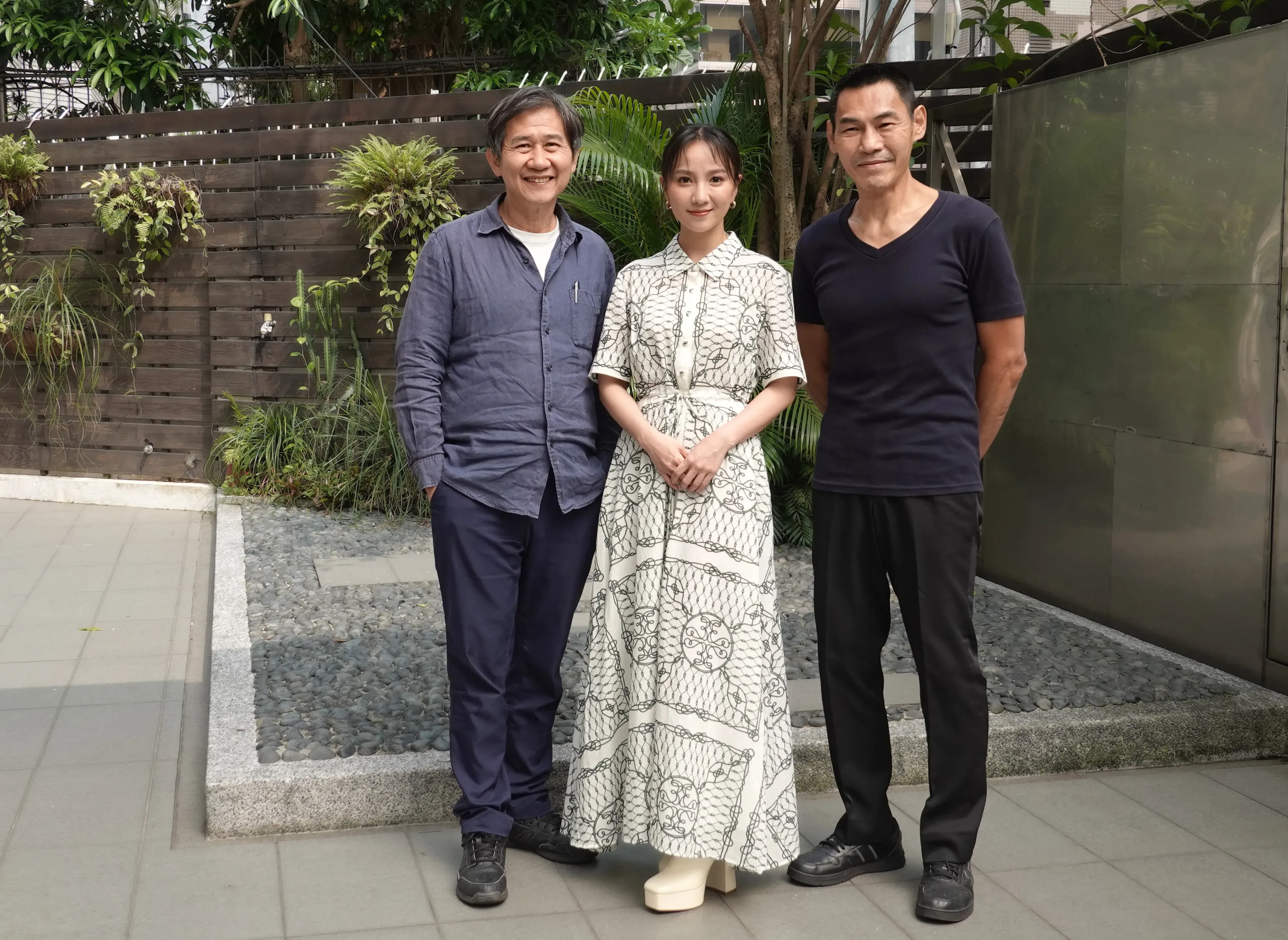 導演陳文彬(左)與《唱歌給你聽》演員夏靖庭(右)、張寗(左)。客家電視提供