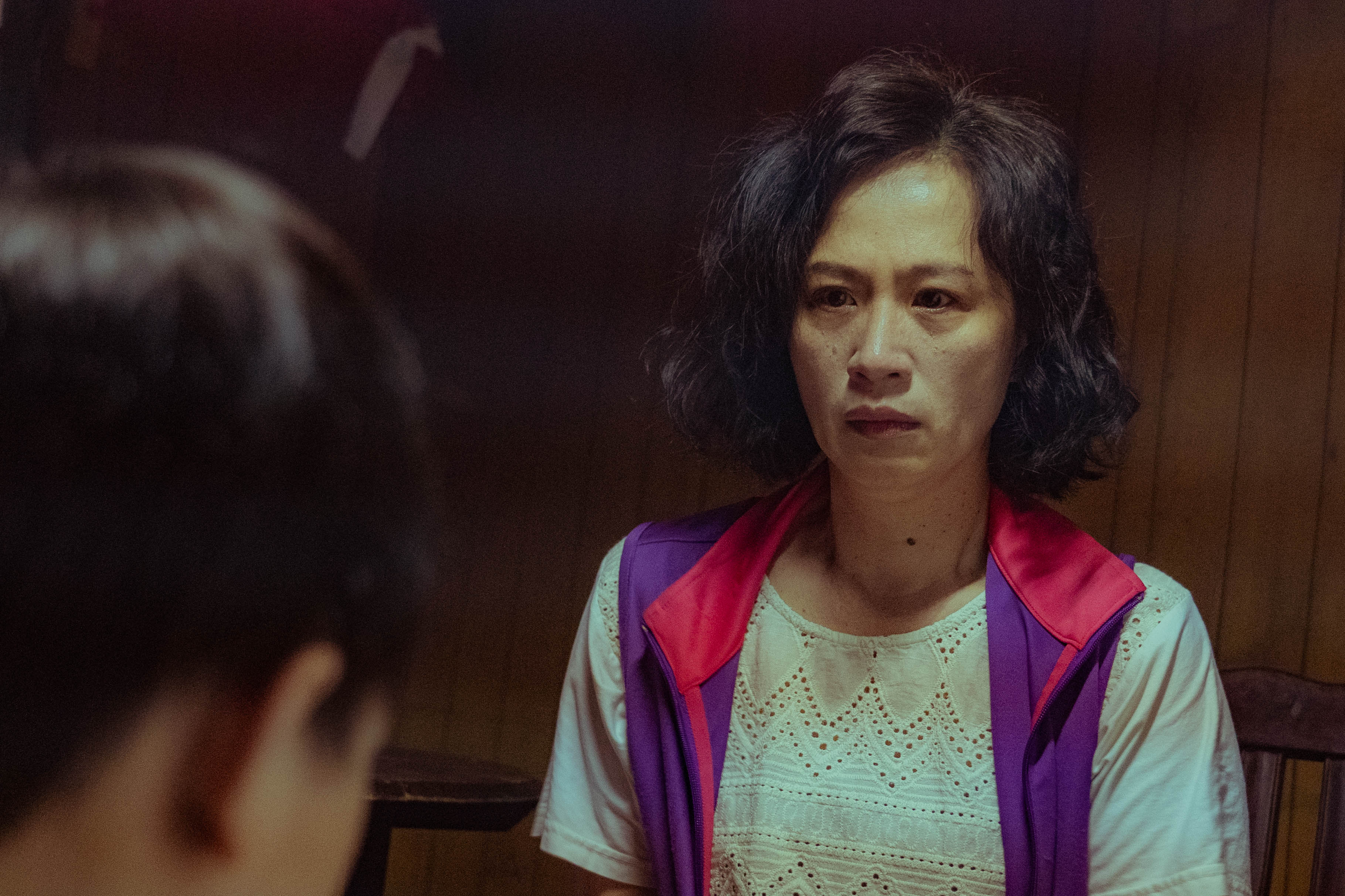媽媽(黃采儀飾)在劇中對現實充滿無奈。客家電視提供