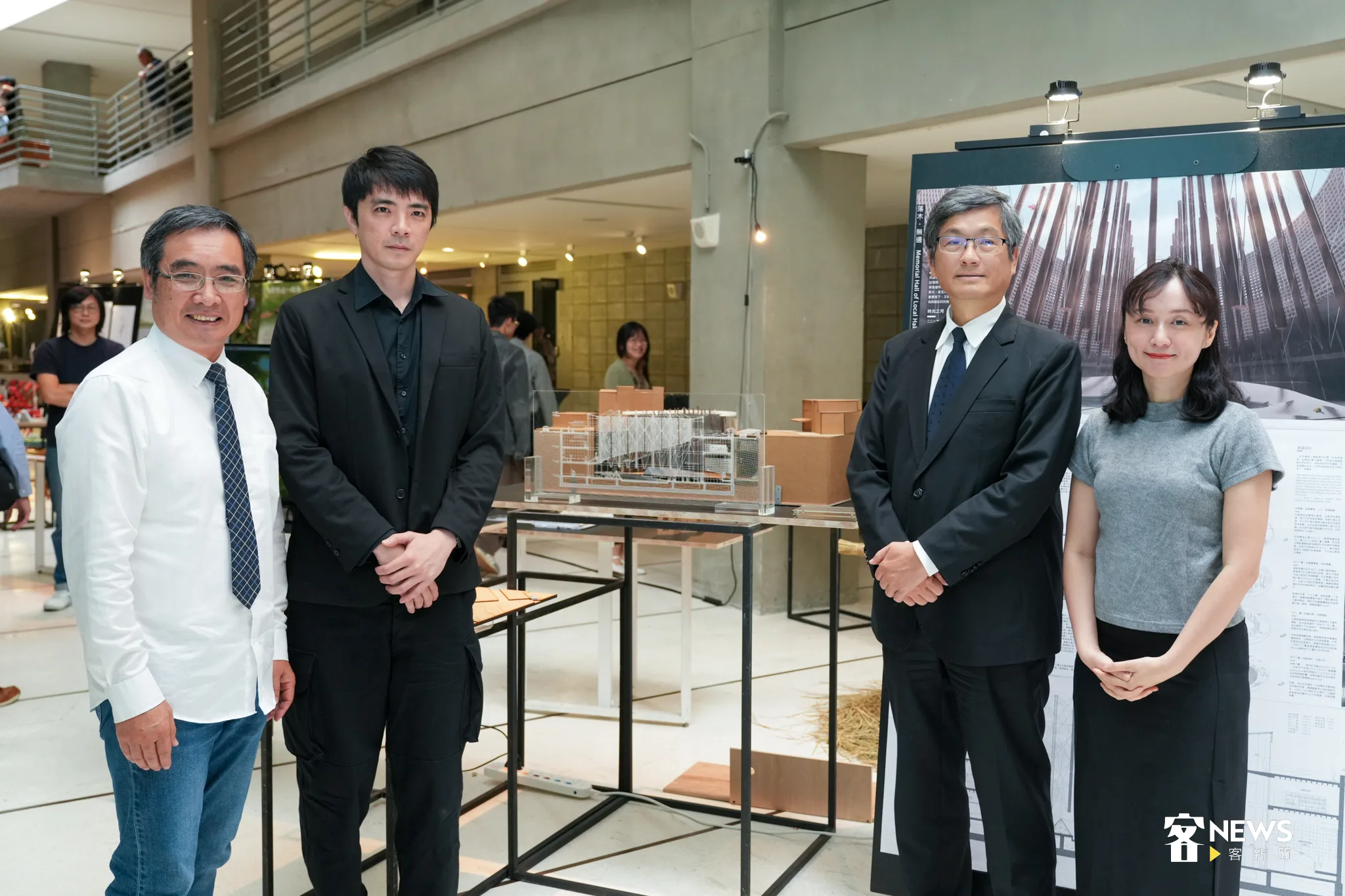 客委會主委楊長鎮(右二)、客傳會董事長陳邦畛(左)與首獎作品「落木。無邊」設計師趙尉翔(左二)、彭雅倫(右)合影。宋佩遙攝