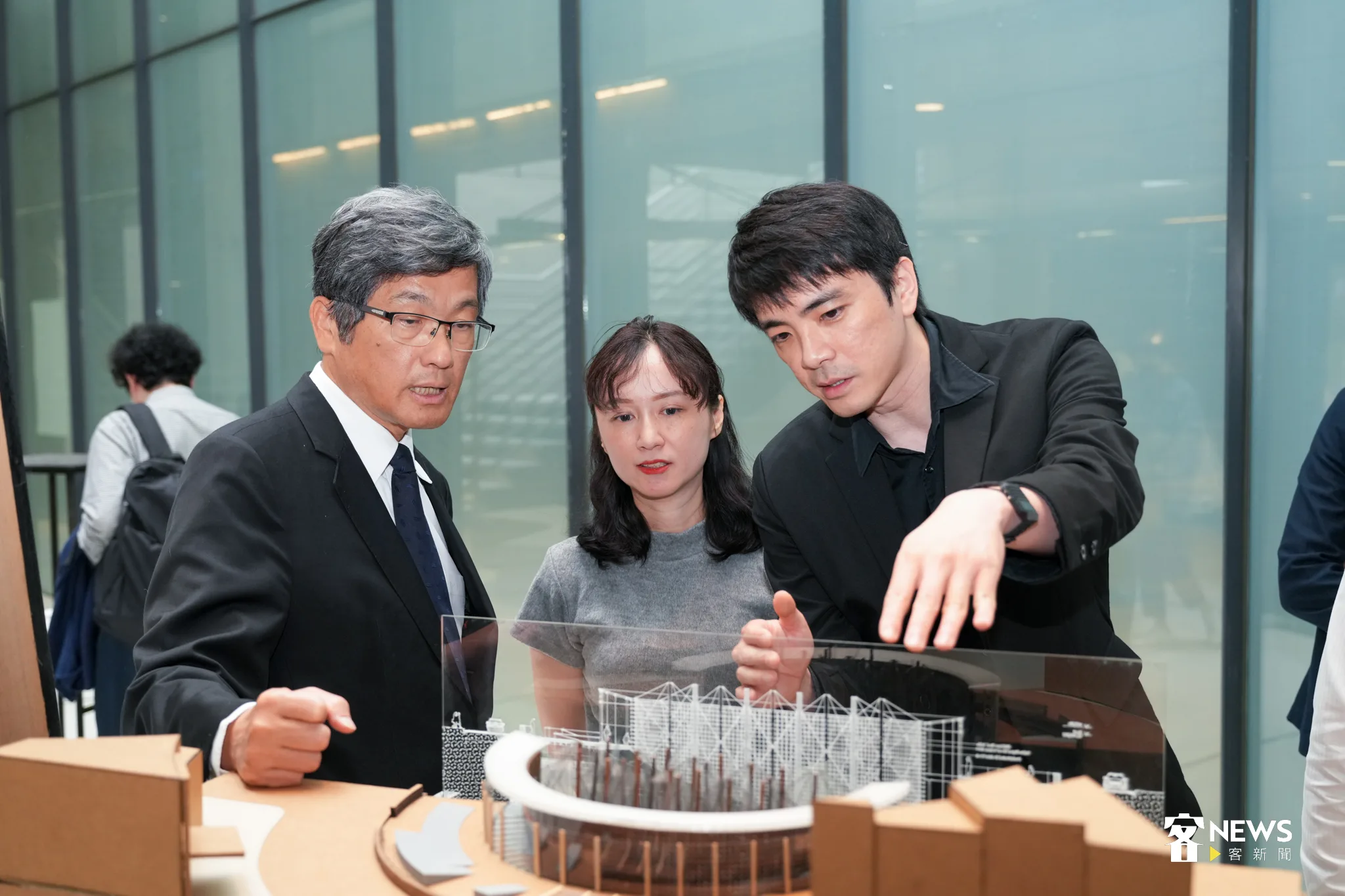 客委會主委楊長鎮(左)與首獎作品「落木。無邊」設計師彭雅倫(中)、趙尉翔(右)交流。宋佩遙攝
