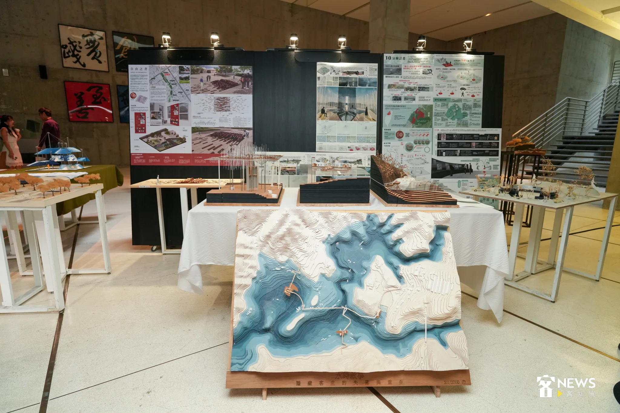 入圍作品及得獎作品於實踐學大樓MN棟B2穿廊空間展出。宋佩遙攝