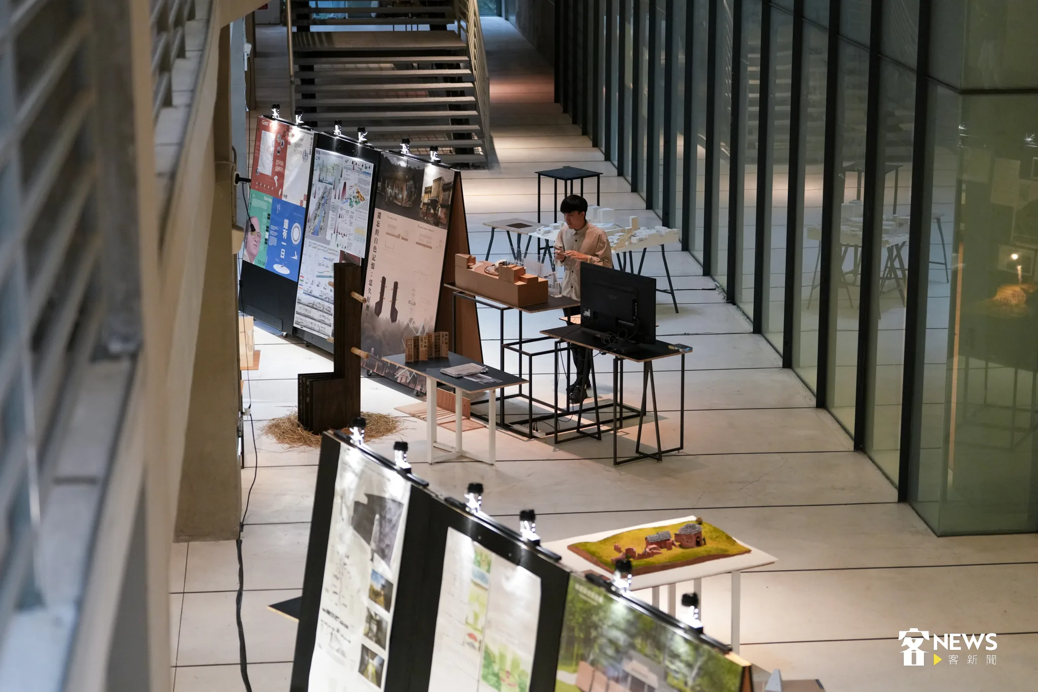 入圍作品及得獎作品於實踐學大樓MN棟B2穿廊空間展出。宋佩遙攝