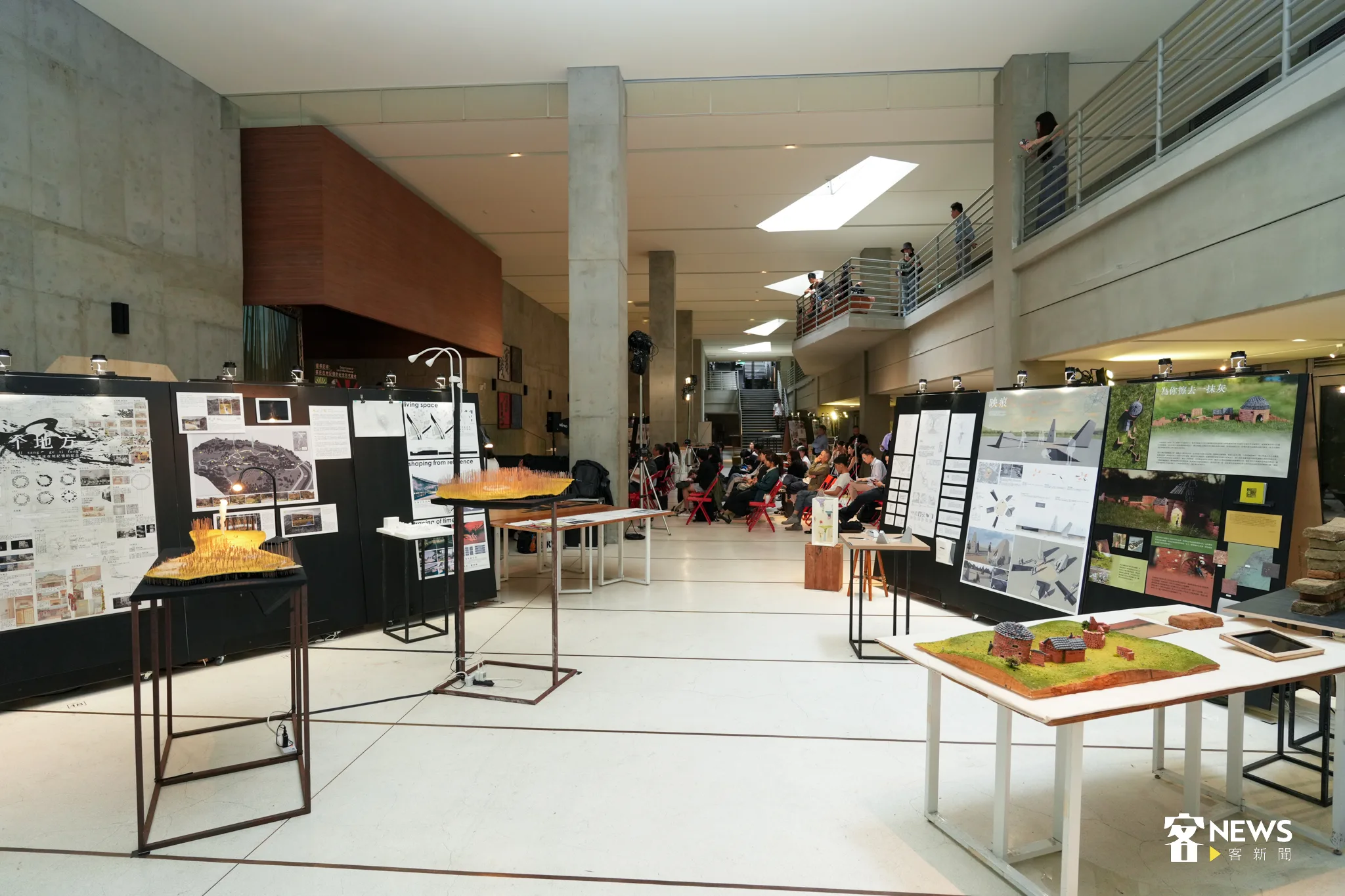 入圍作品及得獎作品於實踐學大樓MN棟B2穿廊空間展出。宋佩遙攝