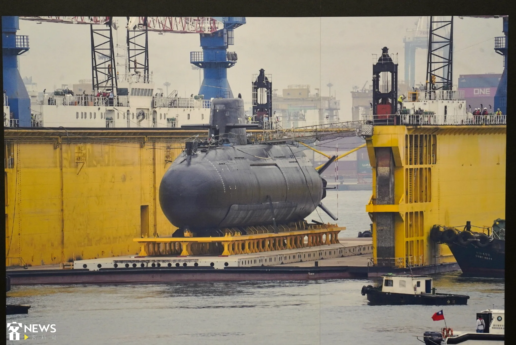 我國國造潛艦原型艦「海鯤號」,於2023年2月28日在高雄市的台船港區與高明碼頭間水域正式下水。資料照片