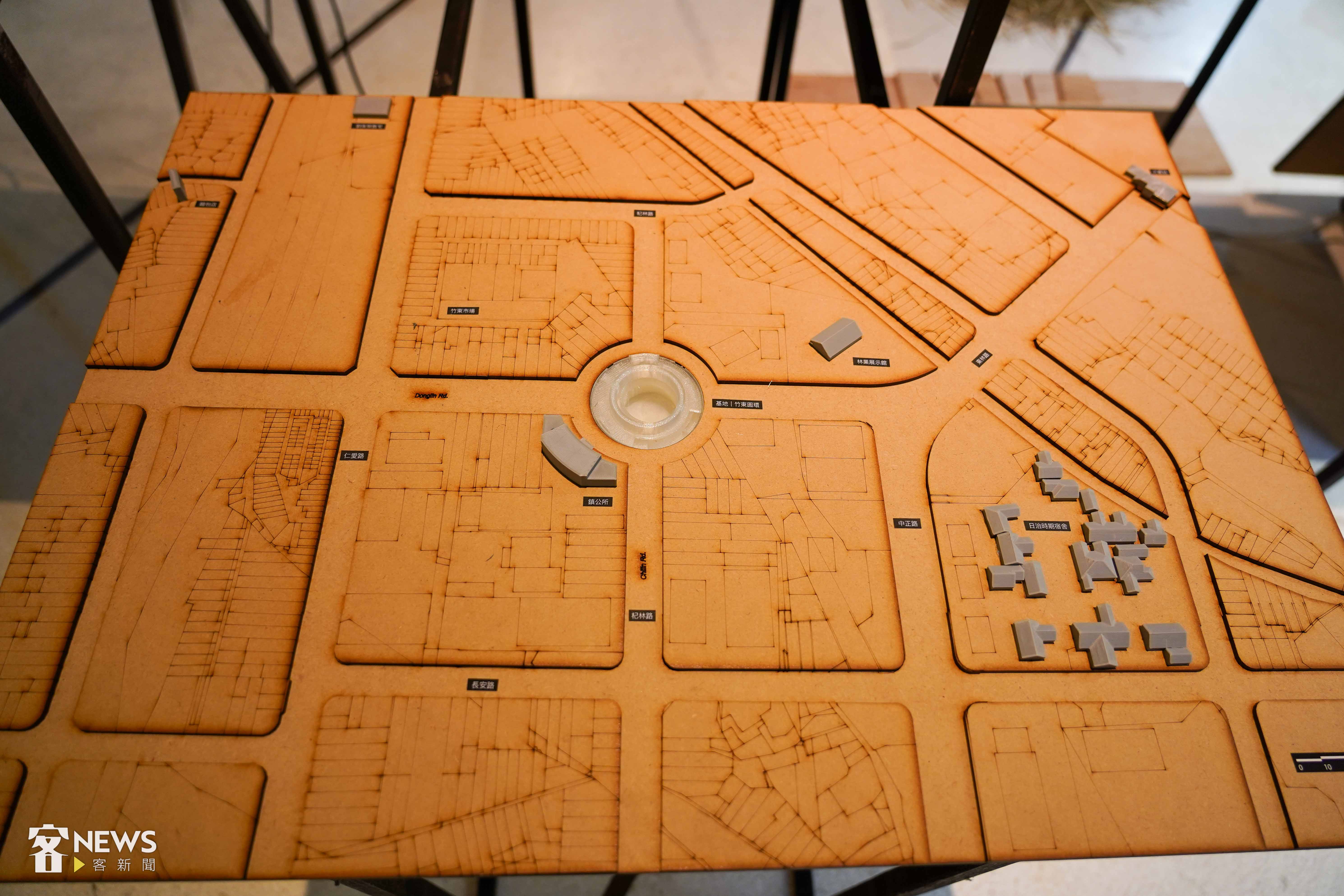 彭雅倫與趙尉翔製作竹東模型,標示出與「落木。無邊」作品具有關聯的點位。李台源攝