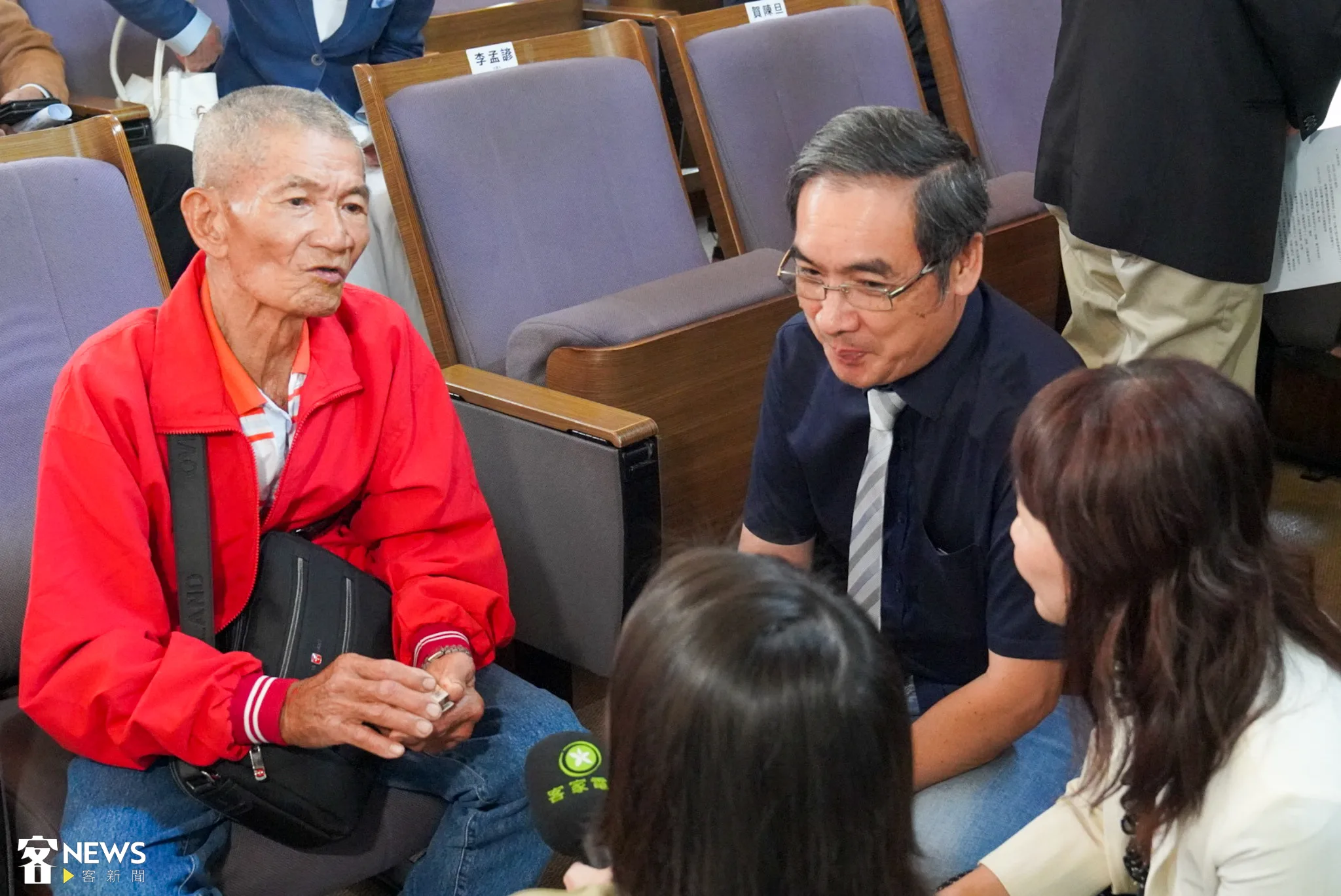 客家公共傳播基金會董事長、本次審議委員之一的陳邦畛（右二）、高雄市客家事務委員會主委楊瑞霞（右一）與謝福興（左一）一同聊天談手作石砌的經驗。蘇佑昇攝
