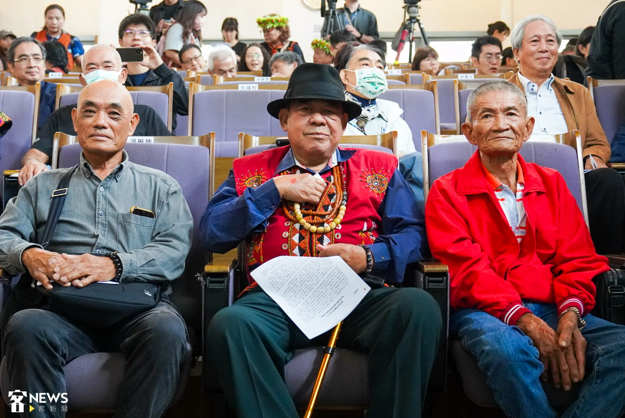 右起為獲得第4屆榮譽步道師的高雄六龜的客家鄉親謝福興、屏東來義鄉南和村的排灣白鷺部落「masa’e古道祭」代表曾華德、澎湖湖西鄉紅羅村閩南石滬工班代表洪振坤。蘇佑昇攝