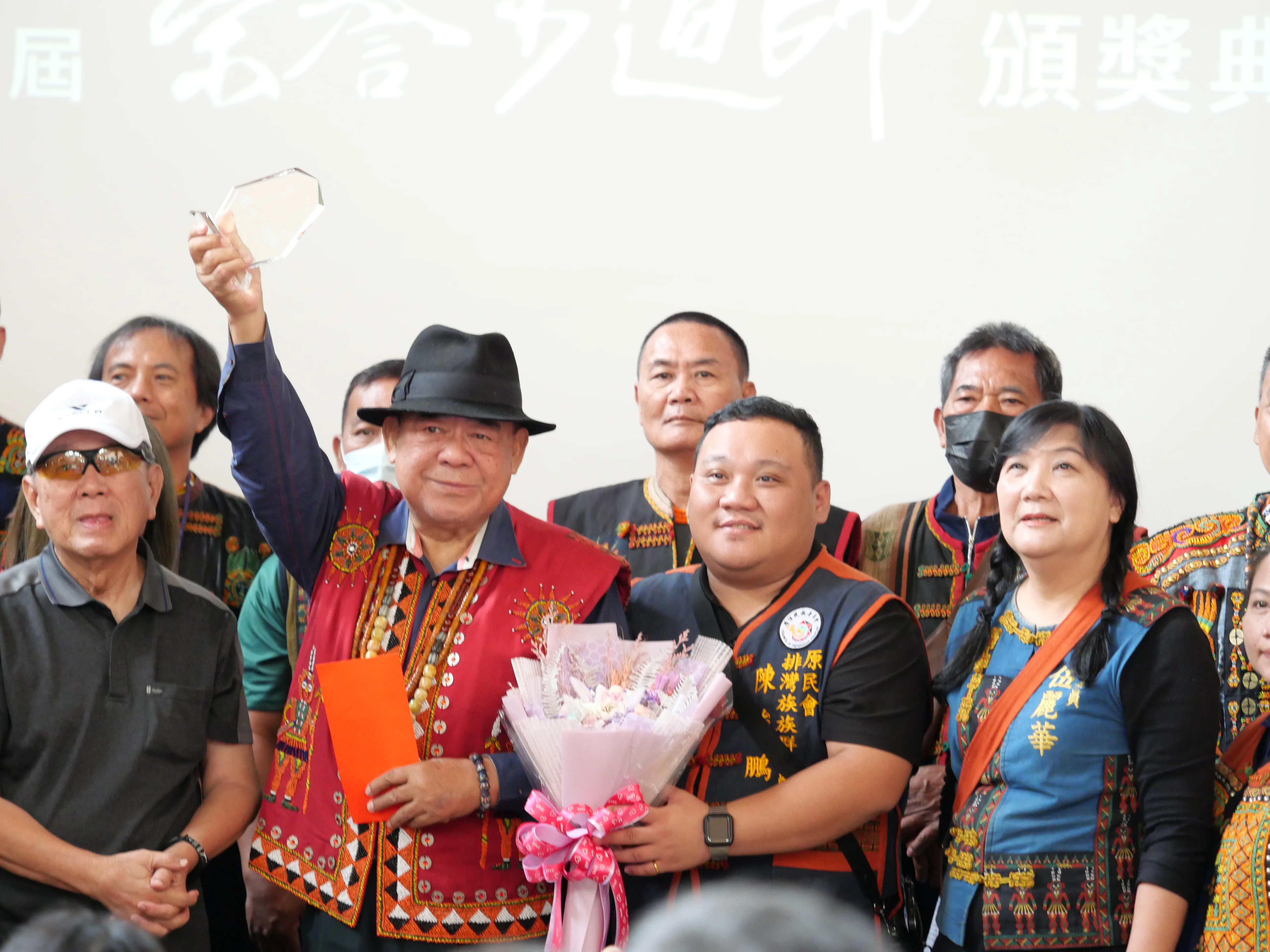 屏東來義鄉南和村的排灣白鷺部落「masa’e古道祭」的族人們與代表曾華德（左二），共同獲得第4屆榮譽步道師殊榮，立委伍麗華（右一）一同上台合影。千里步道提供