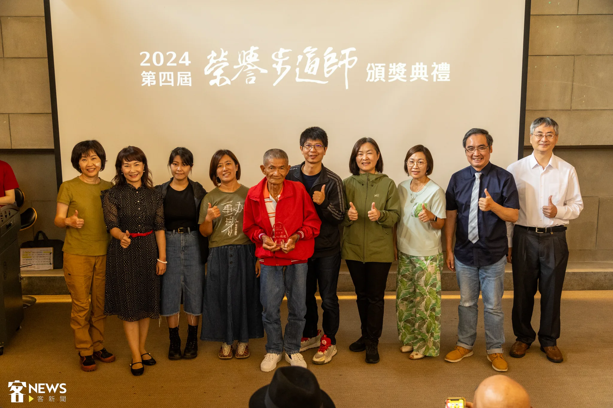 高雄六龜客家鄉親謝福興（左五）獲得第4屆榮譽步道師殊榮。蘇佑昇攝