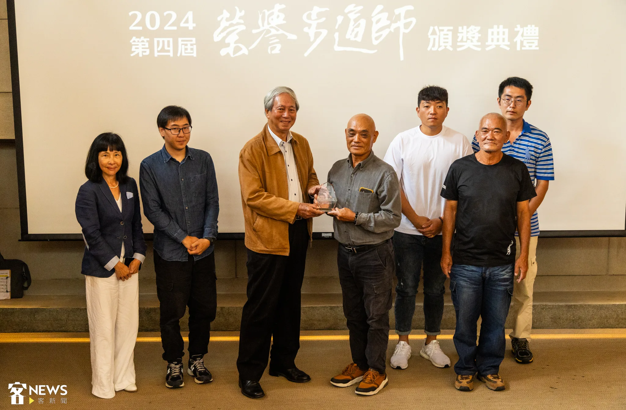 澎湖湖西鄉紅羅村閩南石滬工班及代表洪振坤（右四）獲得第4屆榮譽步道師殊榮，大家一起上台領獎。千里步道提供