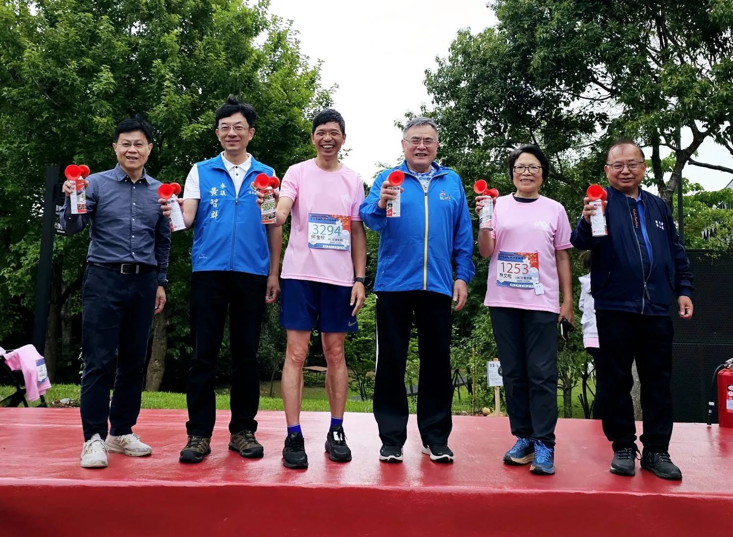 「客庄遶山花 共下走相逐」桐花路跑活動，與會來賓共同鳴槍起跑(左起黃國釗主任、黃智群參議、何金樑主任、李偉賢校長、張杏枝秘書、曹忠猷處長)。客發中心提供