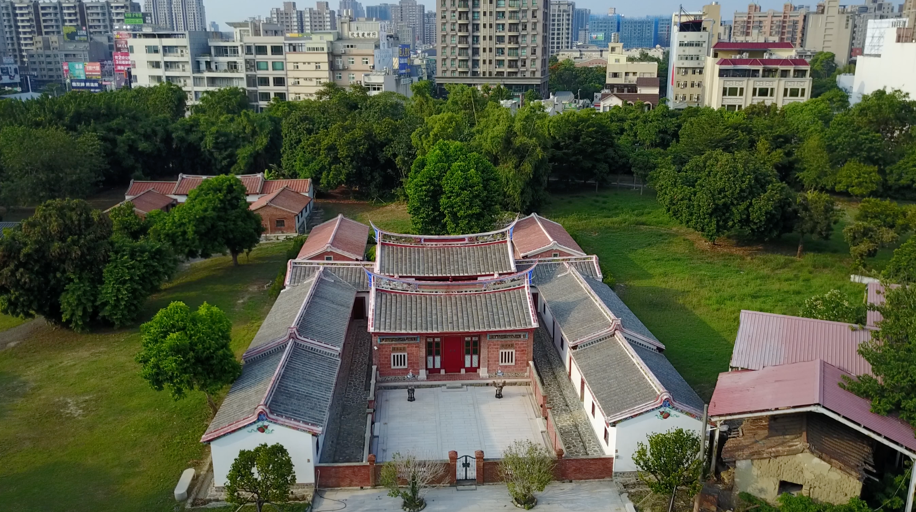 竹北六家老屋聚落古蹟群的大夫第,照片右上角的位置,陽明交大計畫給企業蓋商辦。莊勝鴻攝