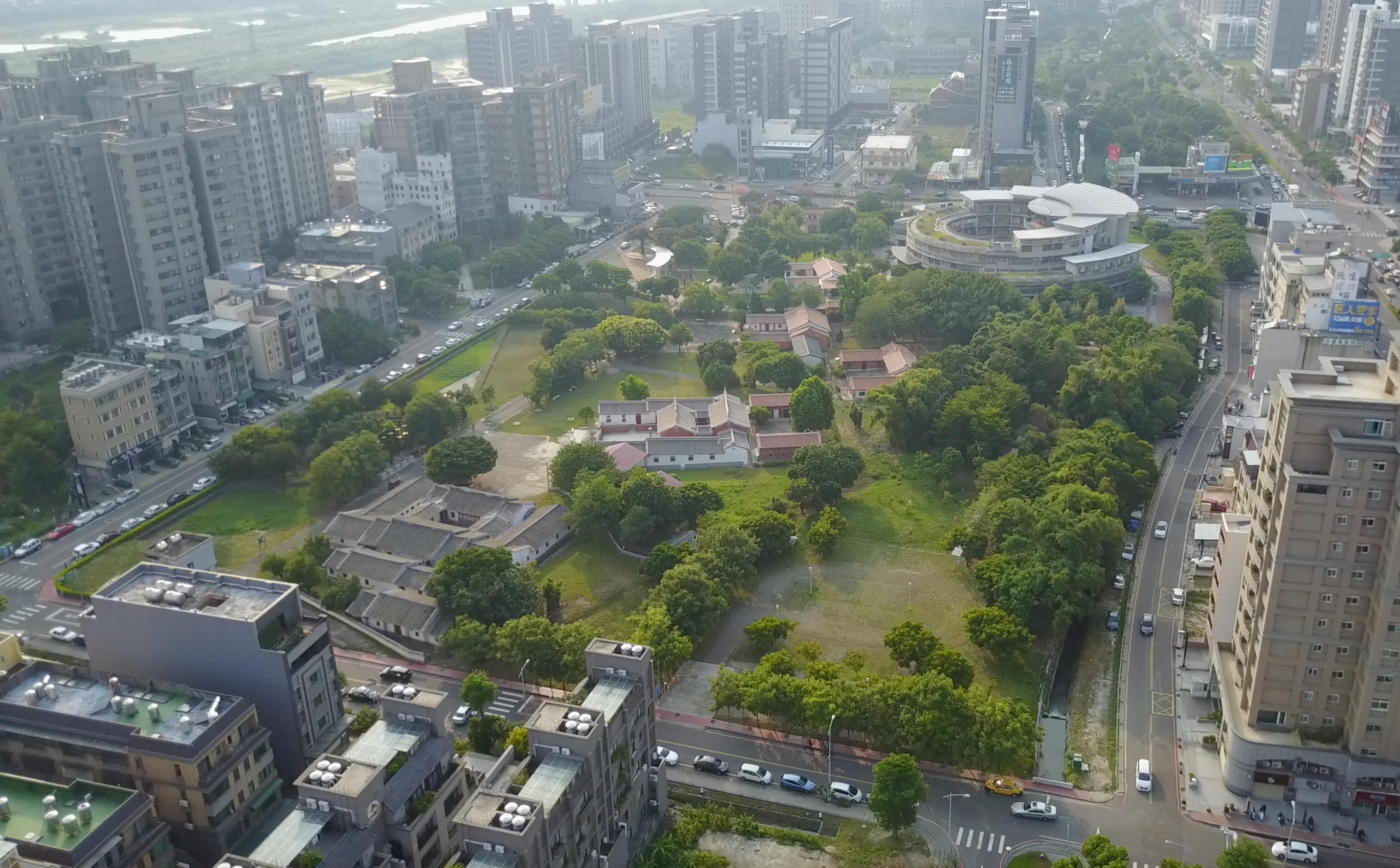 竹北六家老屋聚落古蹟群保留完整的客家建築、街廓,陽明交大同意在古蹟建築後方的綠地,讓電子公司蓋商辦大樓。莊勝鴻攝