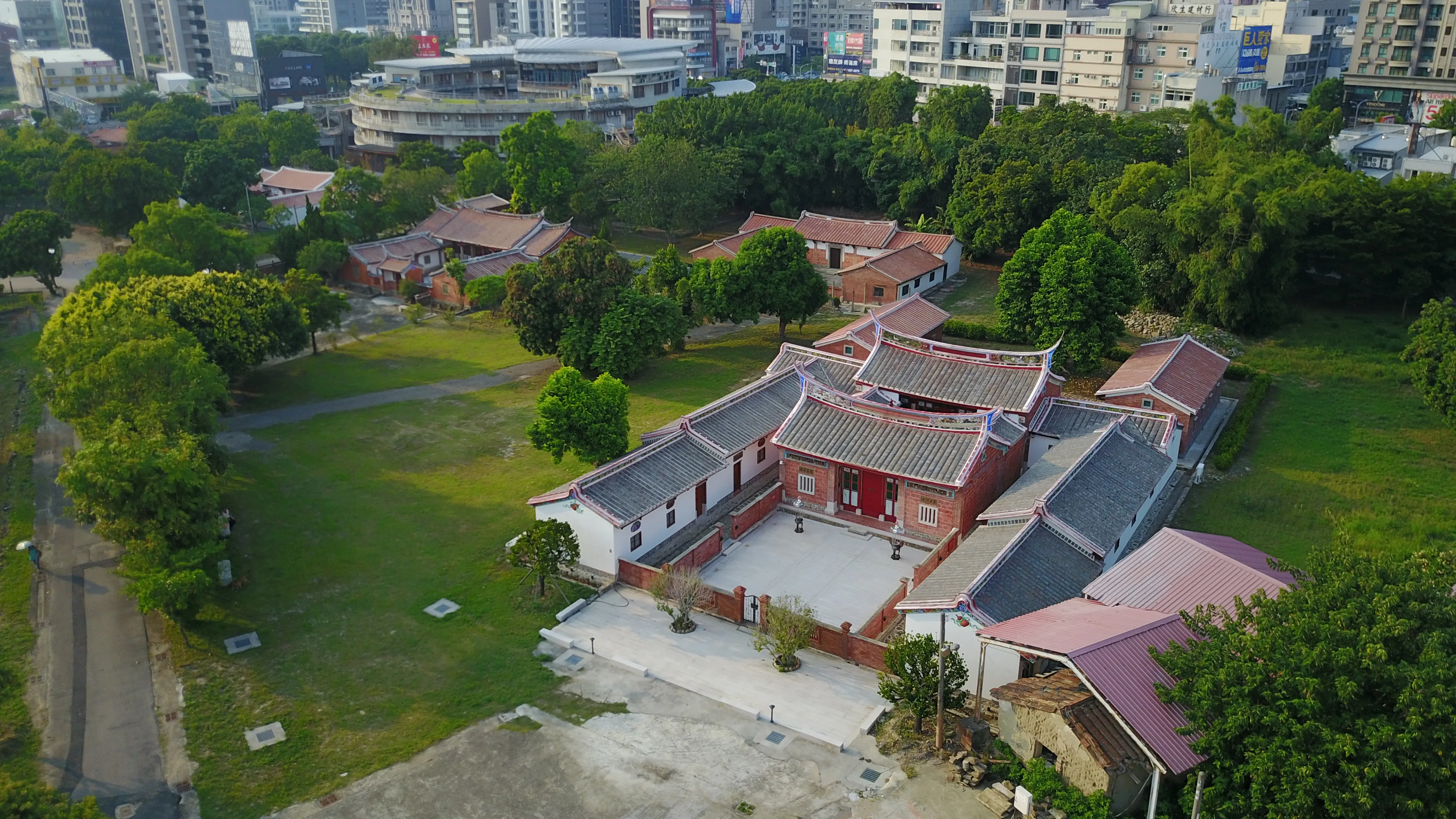 竹北六家老屋聚落歷史建物保持完整，最前方之建築為大夫第，興建於1766年。莊勝鴻攝