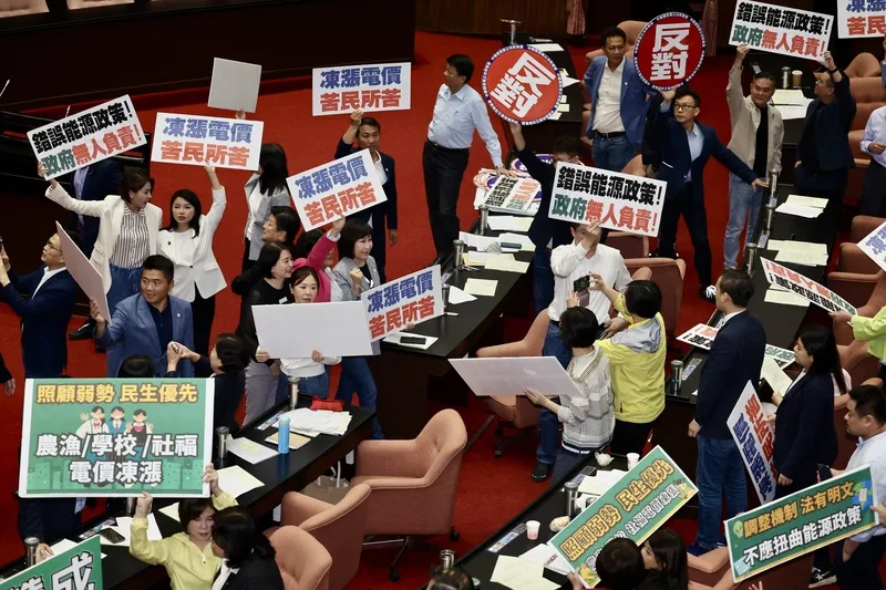 立法院會30日處理藍白挾人數優勢通過國民黨團提案，決議立即停止調漲電價。<br />中央社