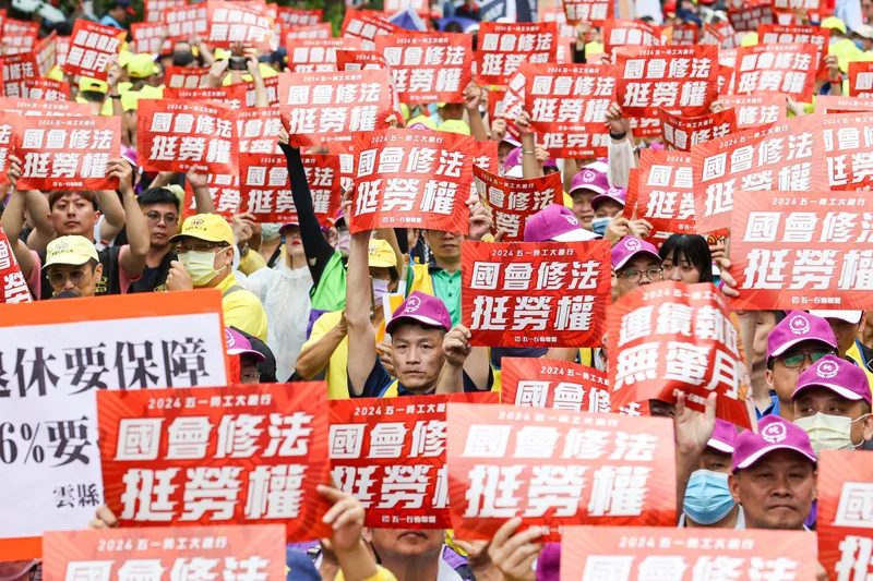 勞工遊行跳「修惡三」　擔憂砍年金、修勞基法
