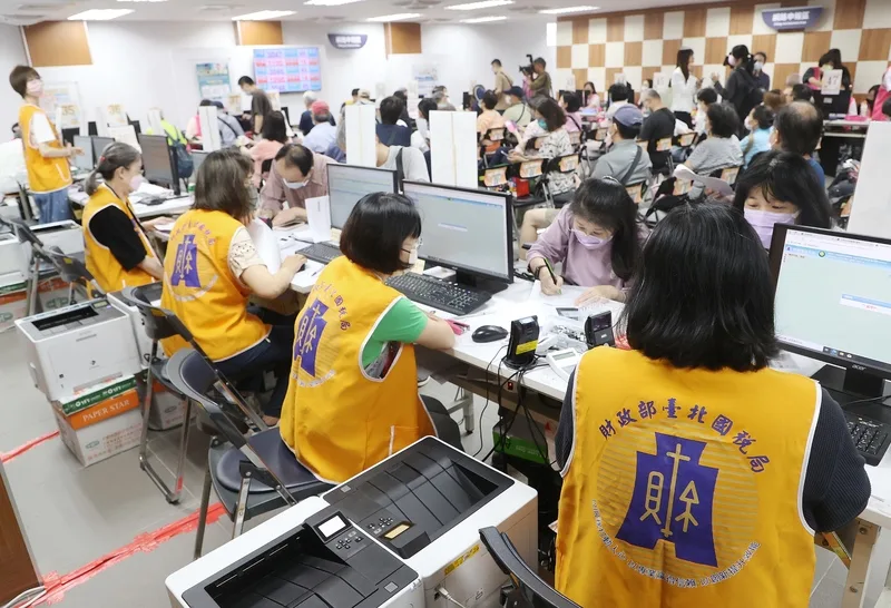 今年五一連假無法臨櫃報稅,民眾不要白跑一趟。中央社