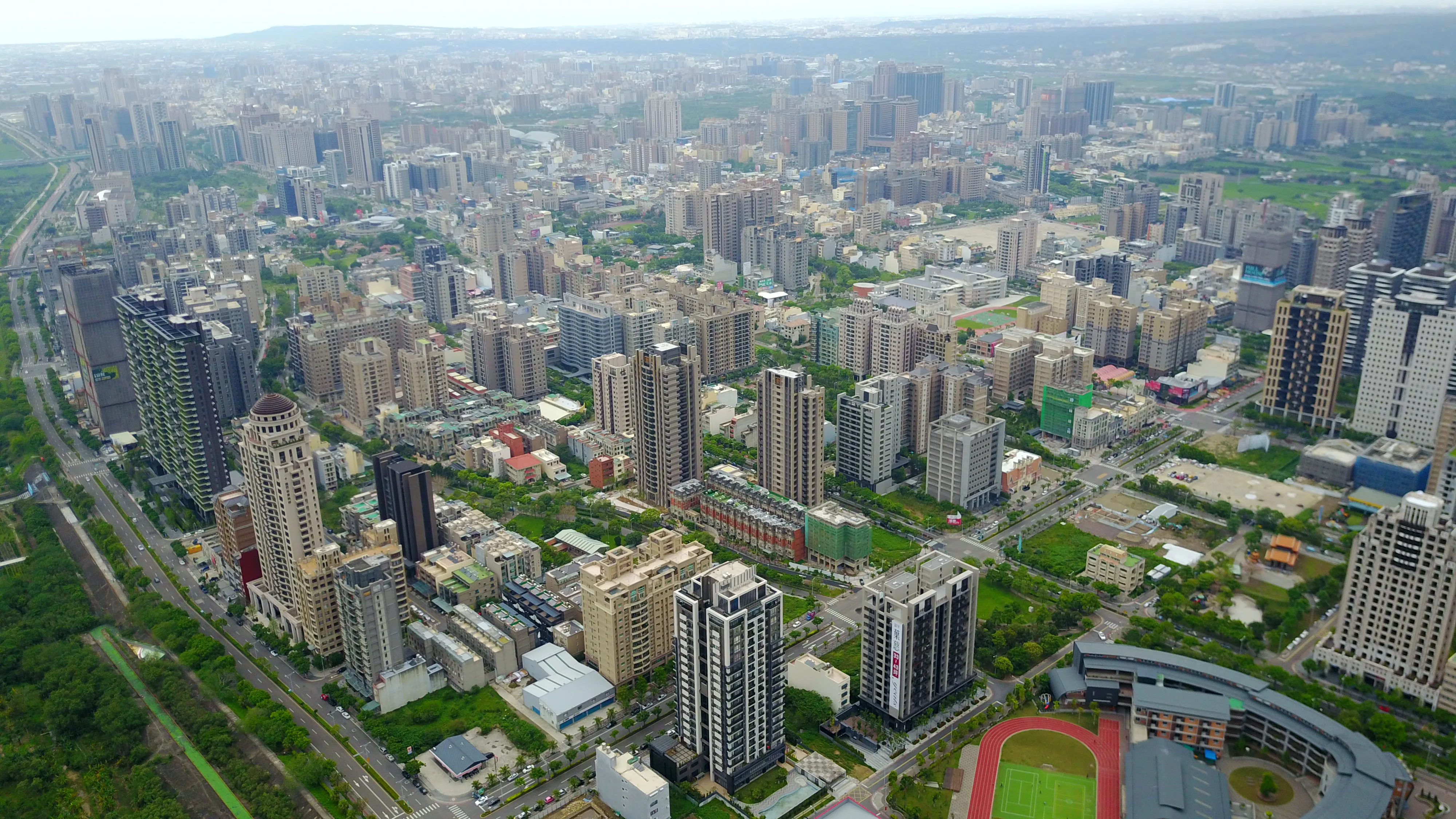新竹縣房地合一稅前9月個人稅收達11.4億元，年增51.5%，增幅居全台之冠。圖為新竹縣竹北市空拍。莊勝鴻攝