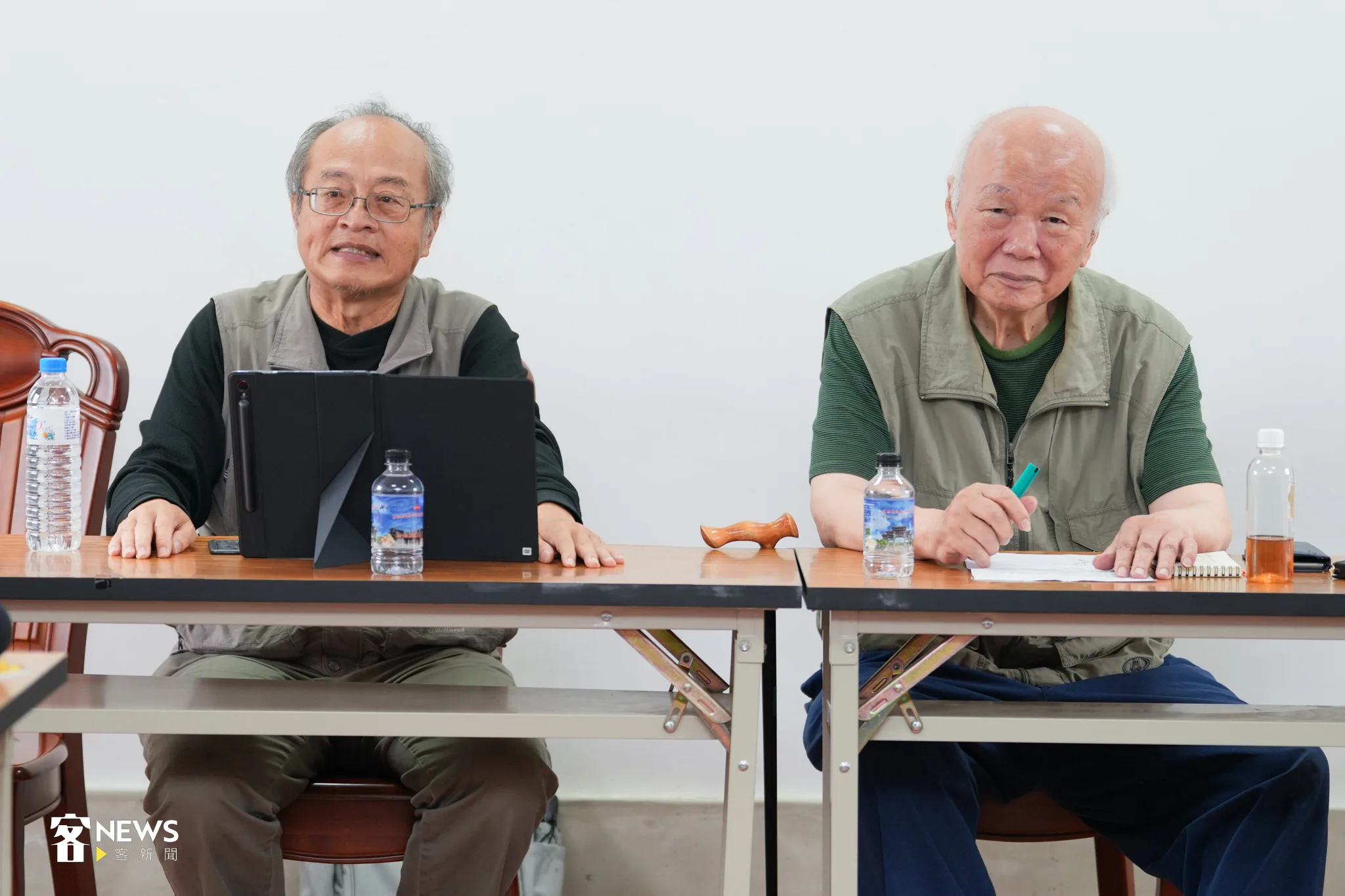 陽明交大產學合作爭議，前新竹縣長林光華(右)與陽明交大榮譽教授林健正(左)，在記者會上表示意見。宋佩遙攝。