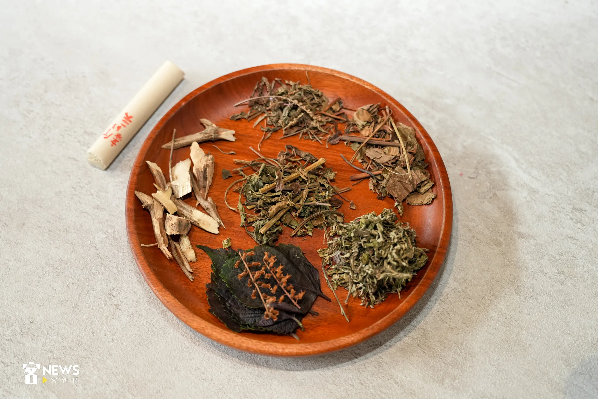 今天講座現場準備6種常見的客家草本「車前草、咸豐草、紫蘇、艾草（艾絨）、九層塔頭、魚腥草」與大家分享。宋佩遙攝